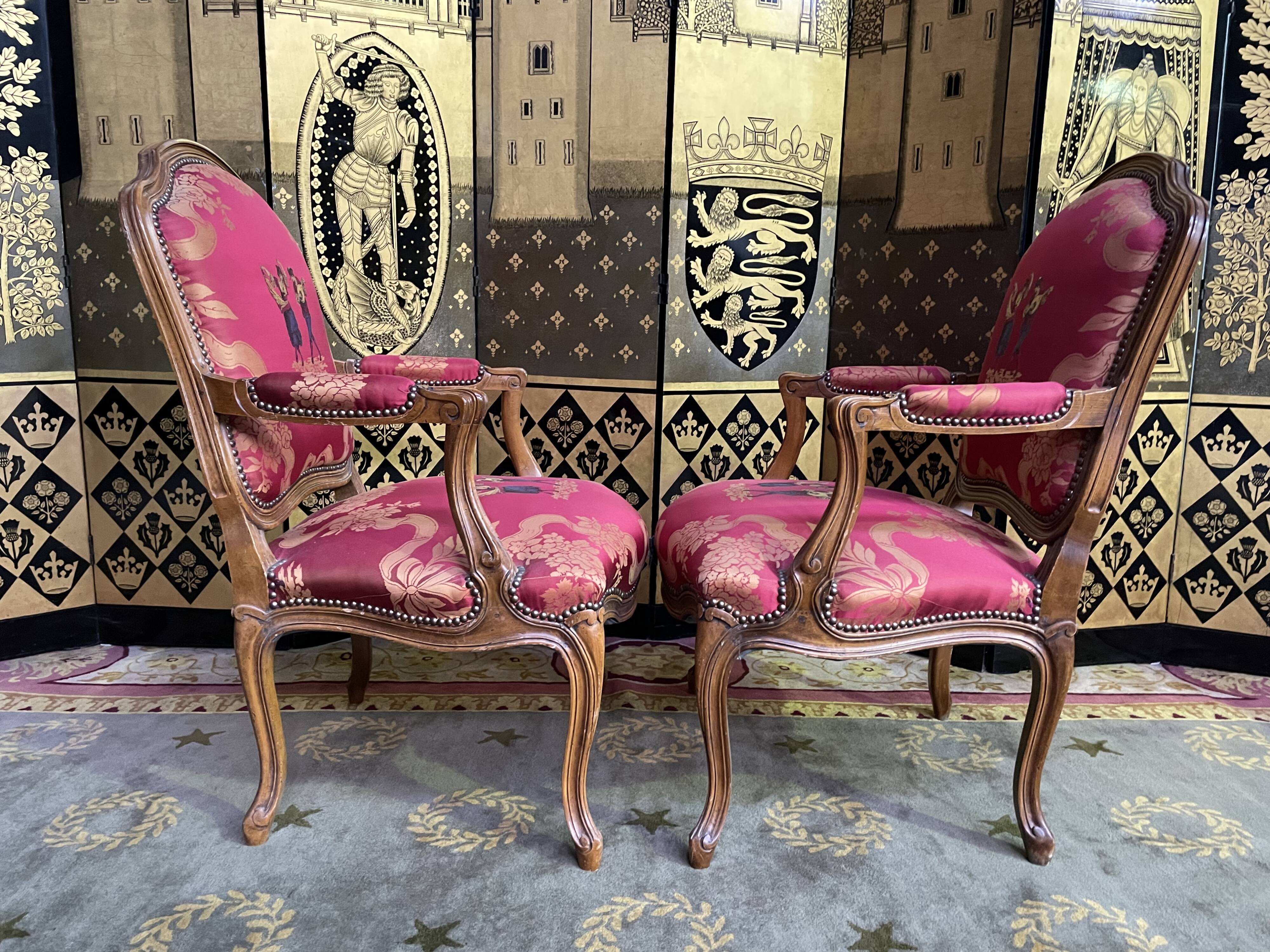 Paire de fauteuils cabriolets de style Louis XV