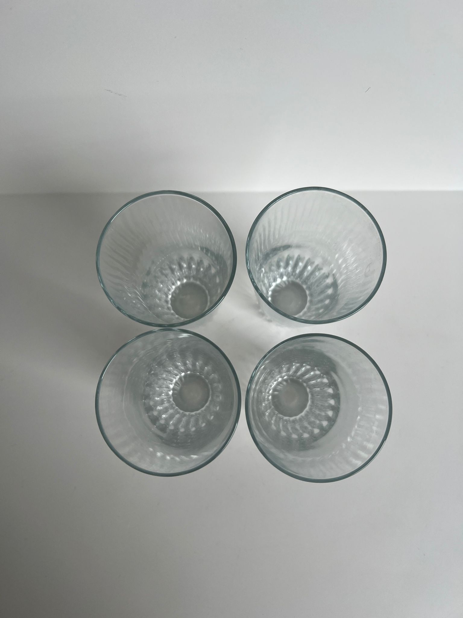 Set of 4 glasses with orangeade H: 12,5cm