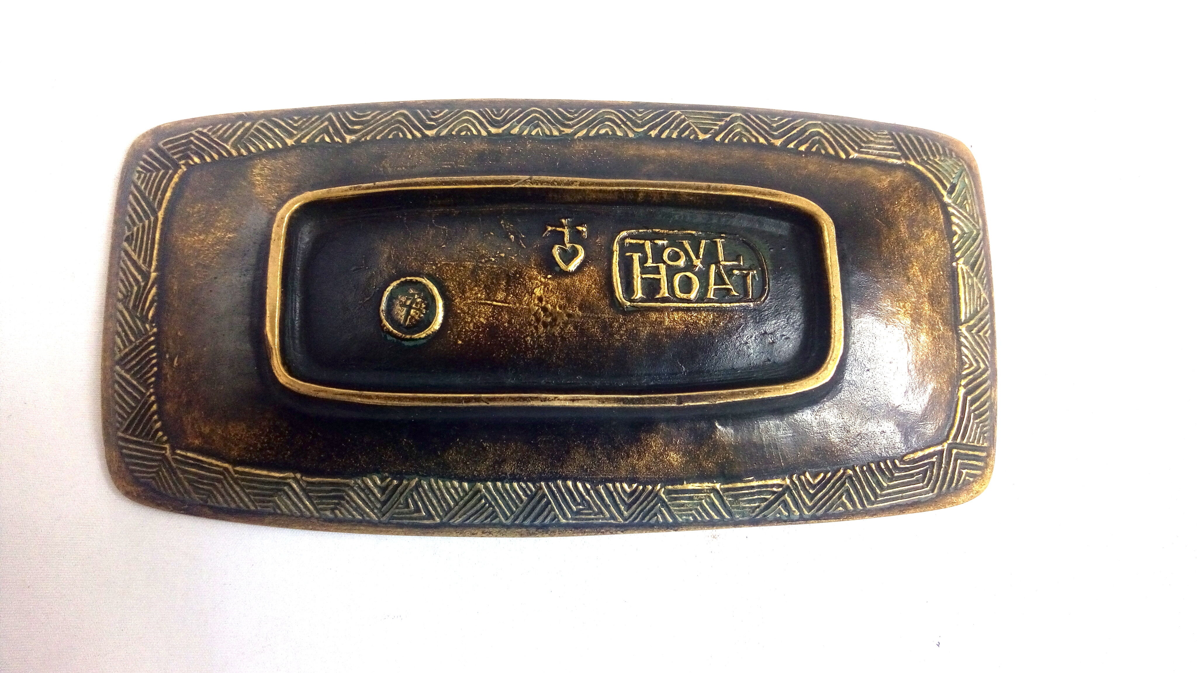 Breton vacuum in bronze