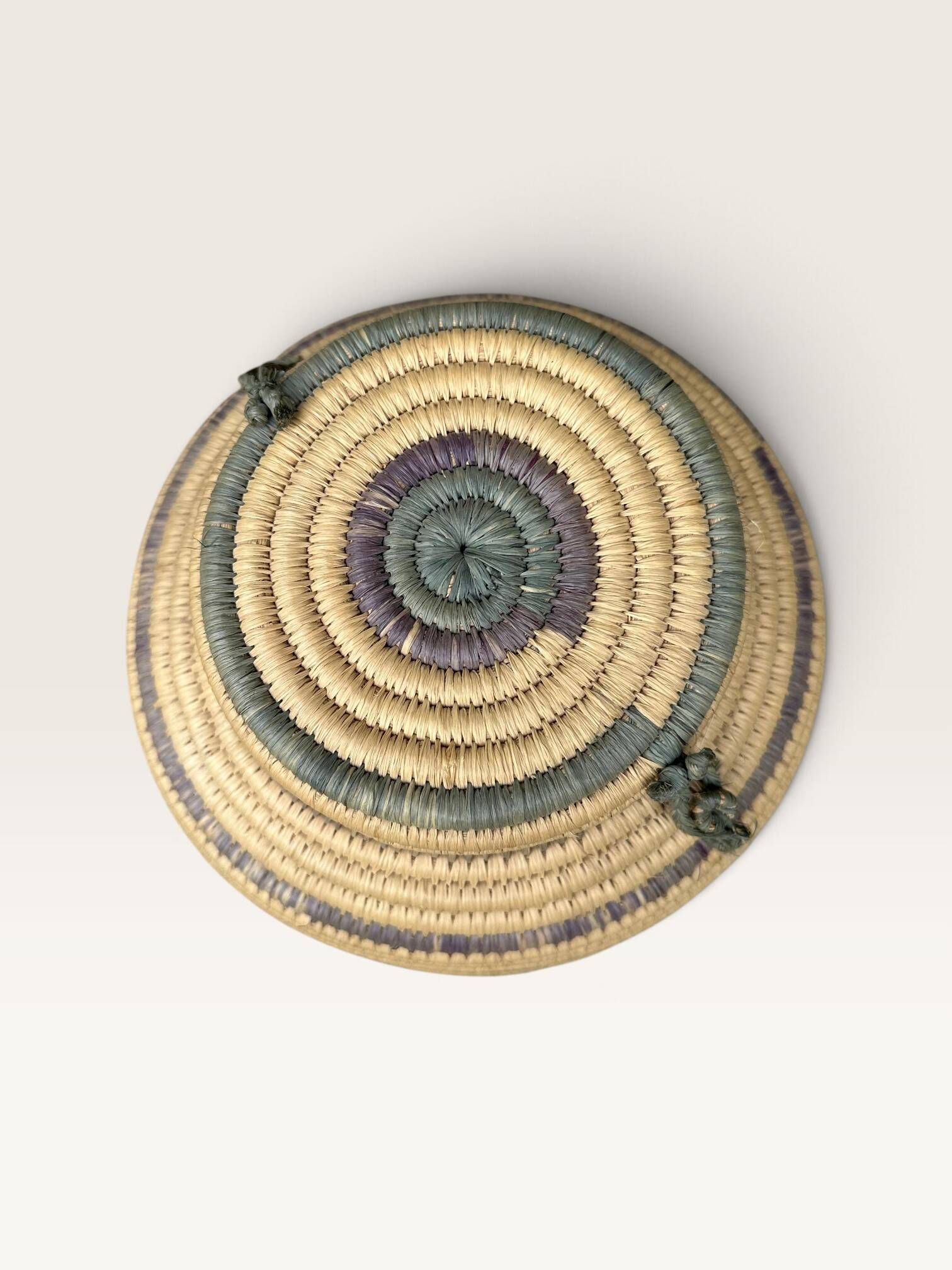 Panier couvert d'artisanat africain