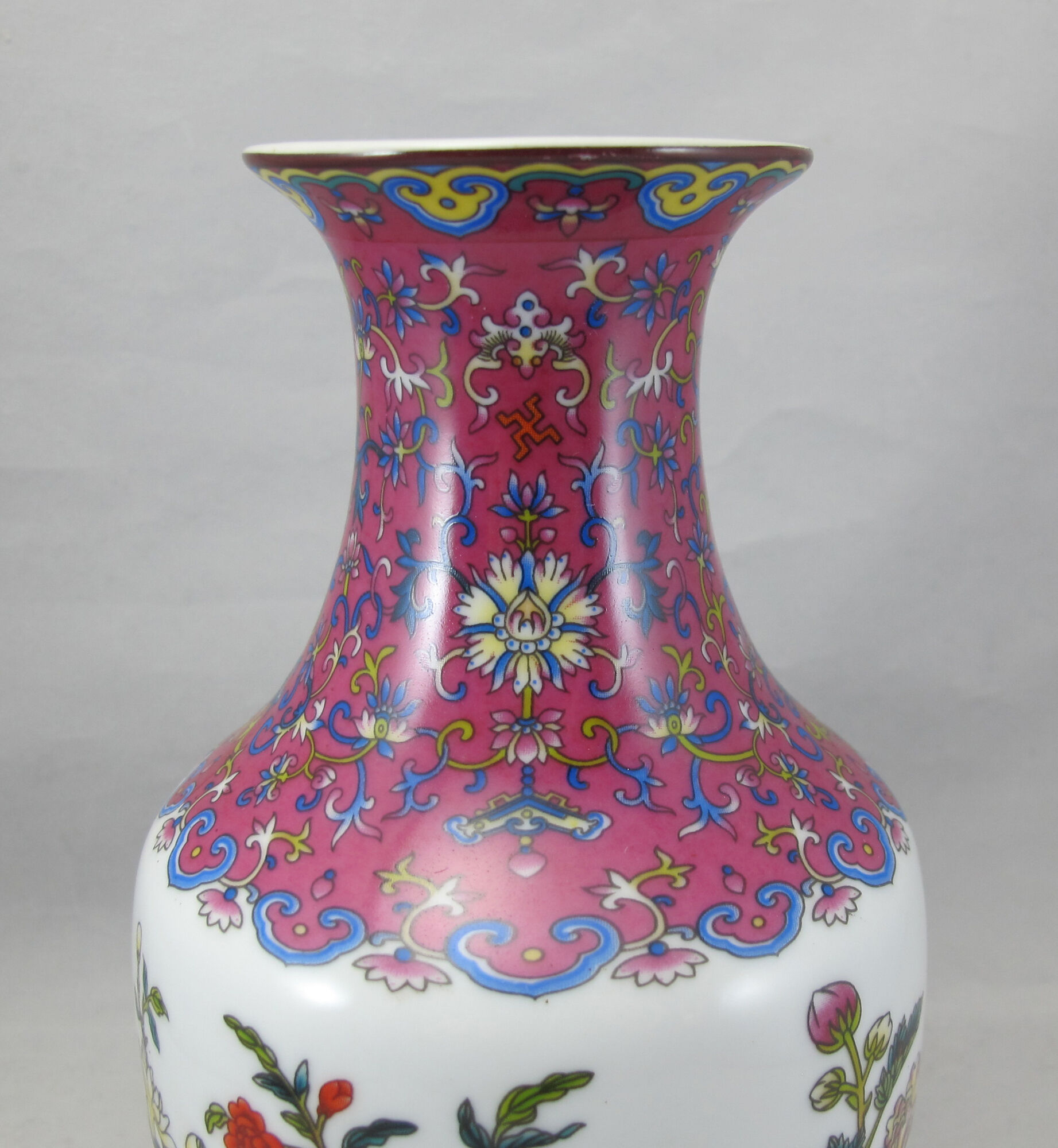 small pink family vase in Chinese porcelain China