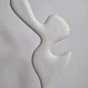 Sculpture d’inspiration biomorphique, sur socle en bois industriel, 37 cm