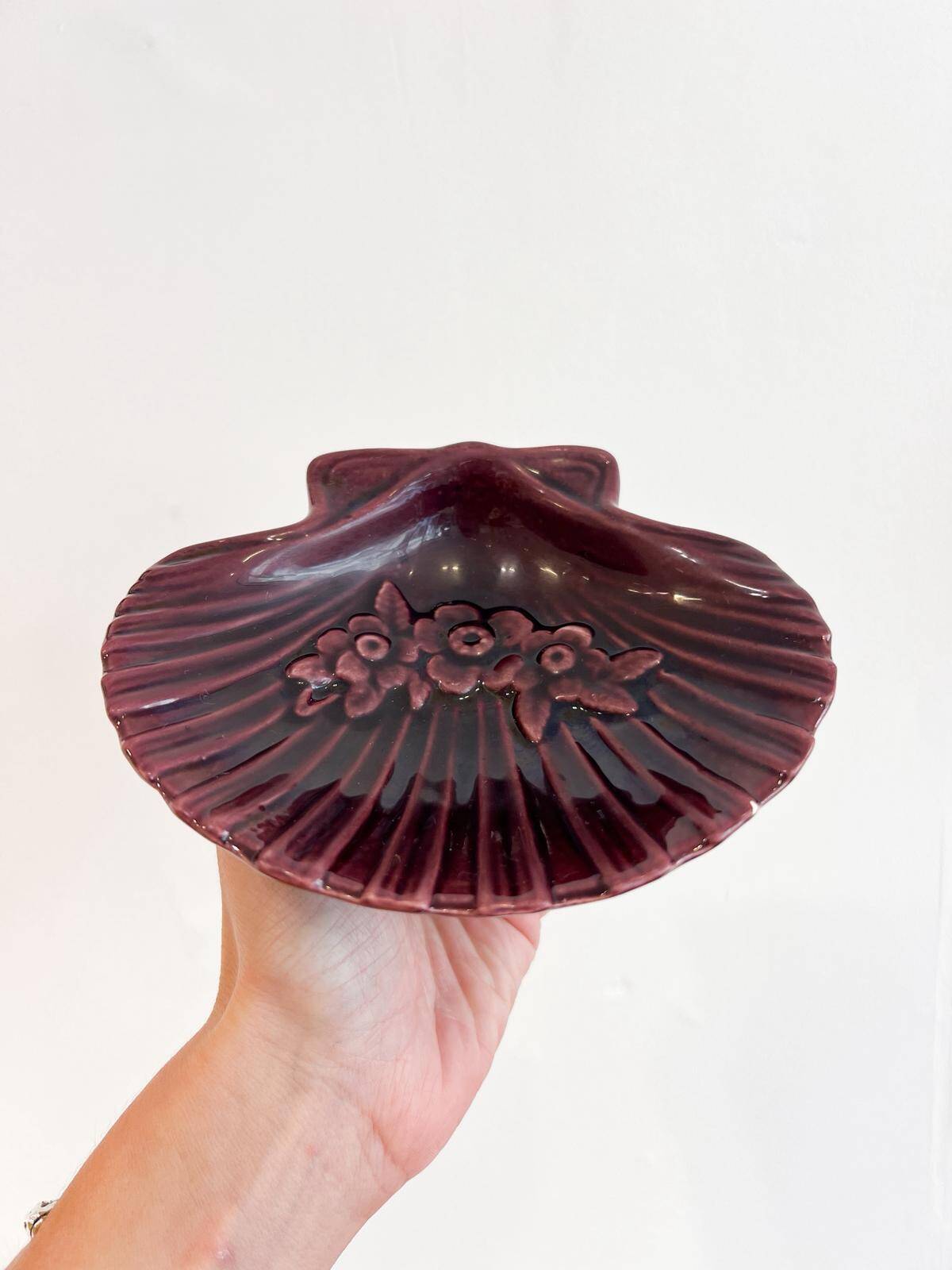Ceramic shell soap dish or empty pocket