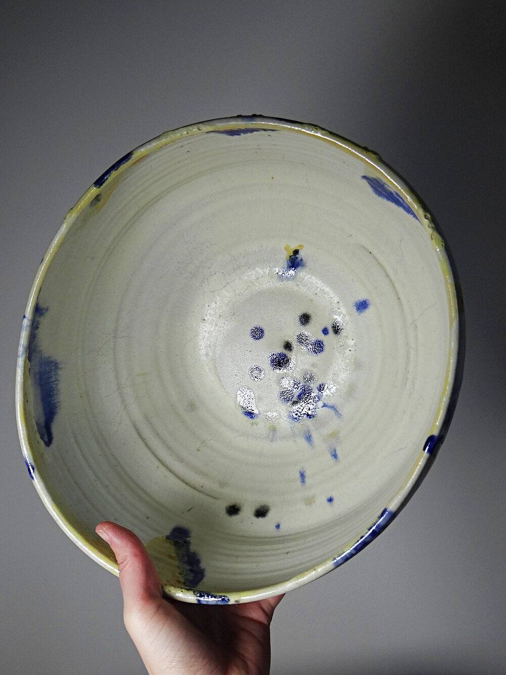 Large hand-turned stoneware salad bowl, signed, vintage from the 80s to 2000s.