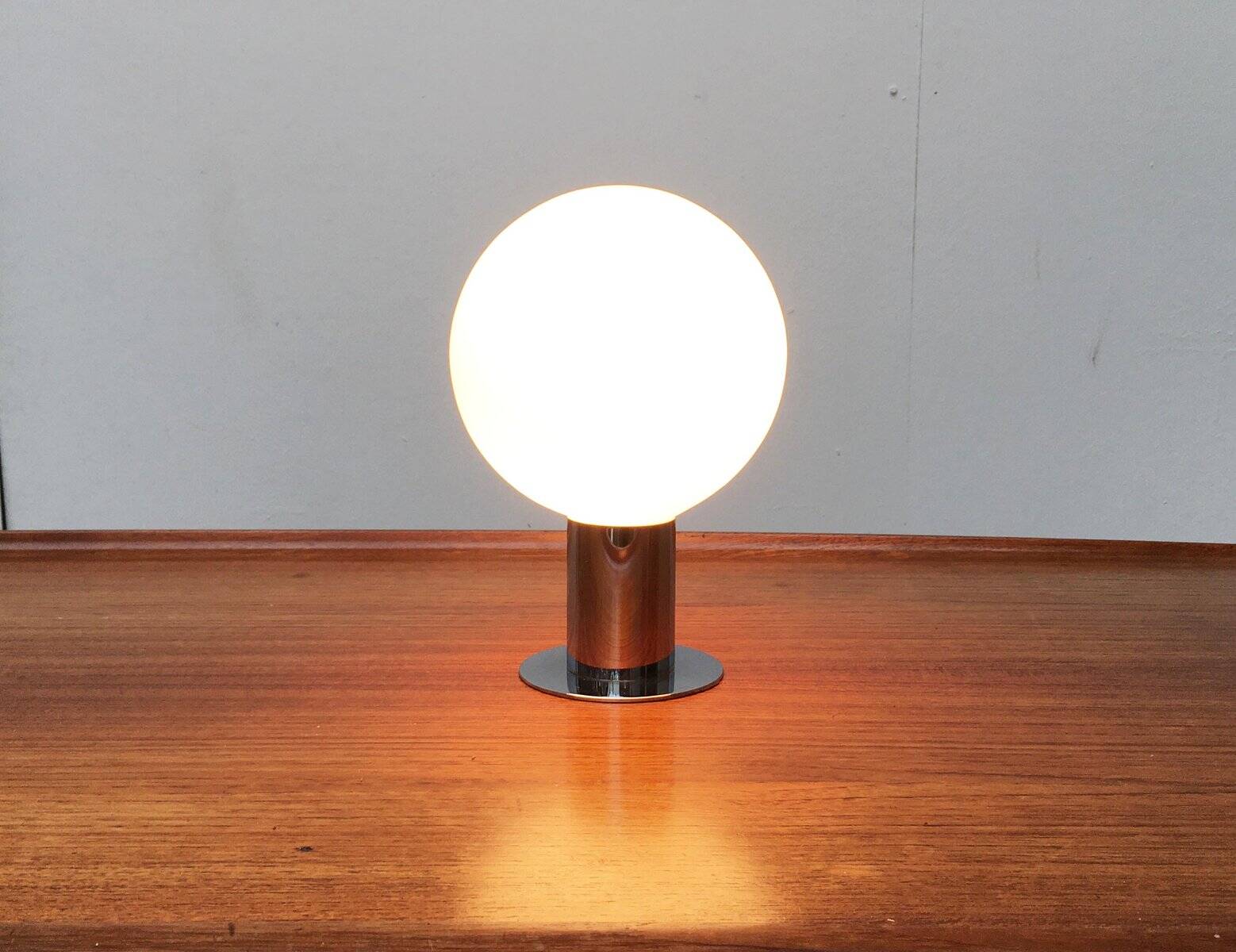 Lampe de table en chrome et verre de l'ère spatiale du milieu du siècle