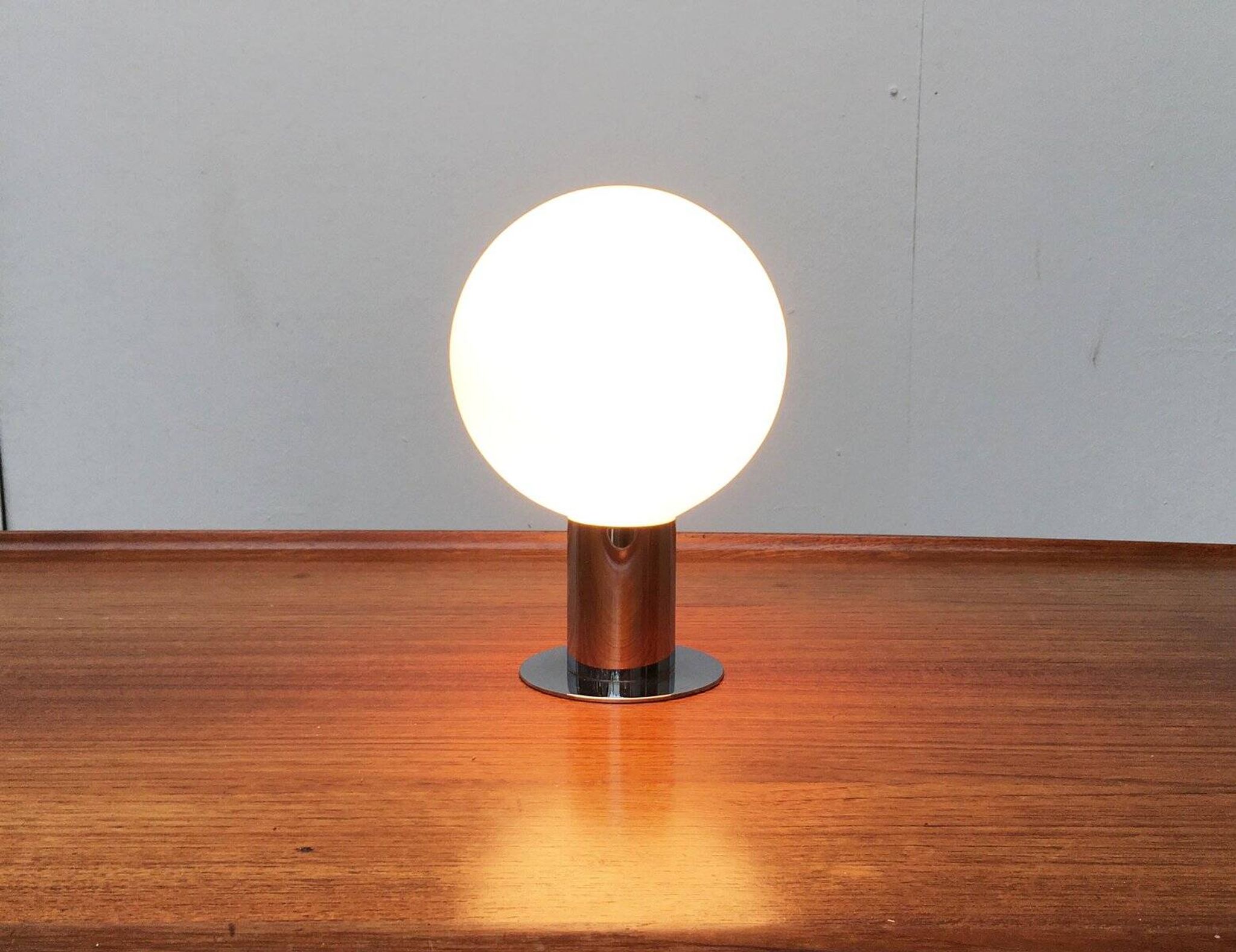 Lampe de table en chrome et verre de l'ère spatiale du milieu du siècle