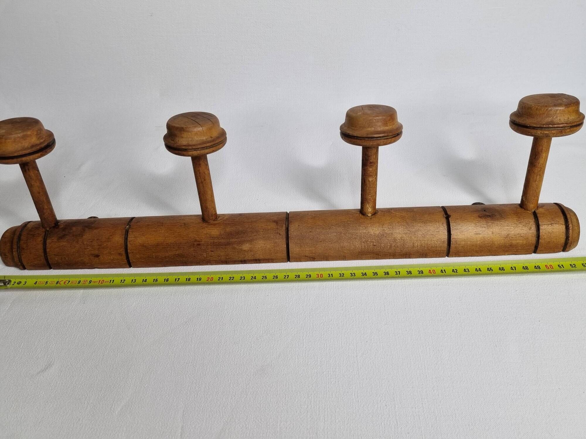 Old wall-mounted portmanteau, 4 patères, in turned wood, 52 cm
