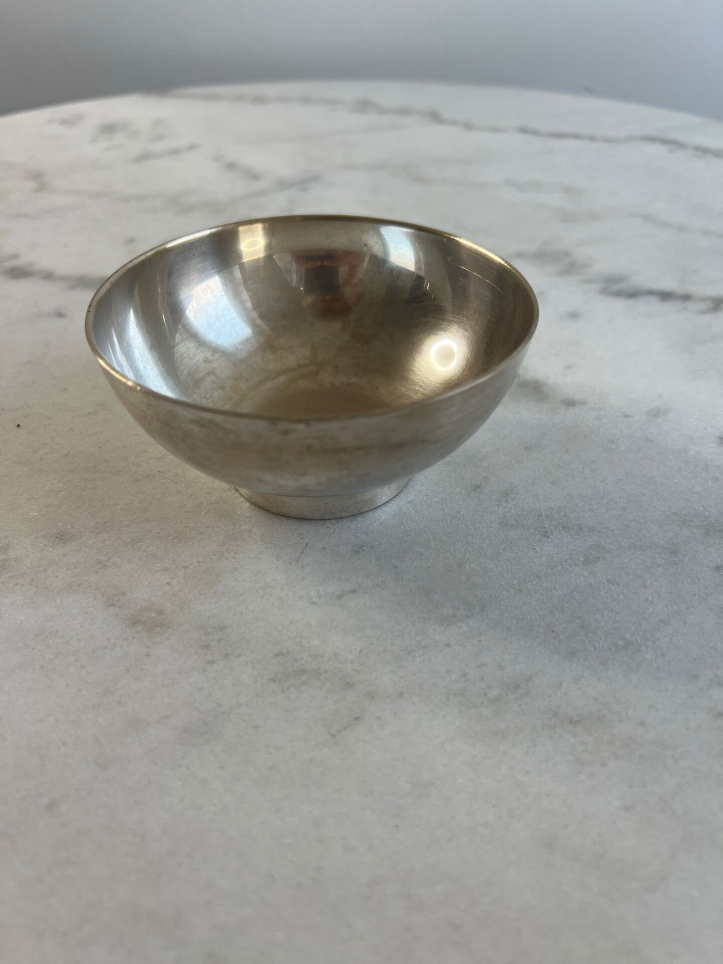 Silver-plated metal bowl — Sleek shape on a stand, modernist style