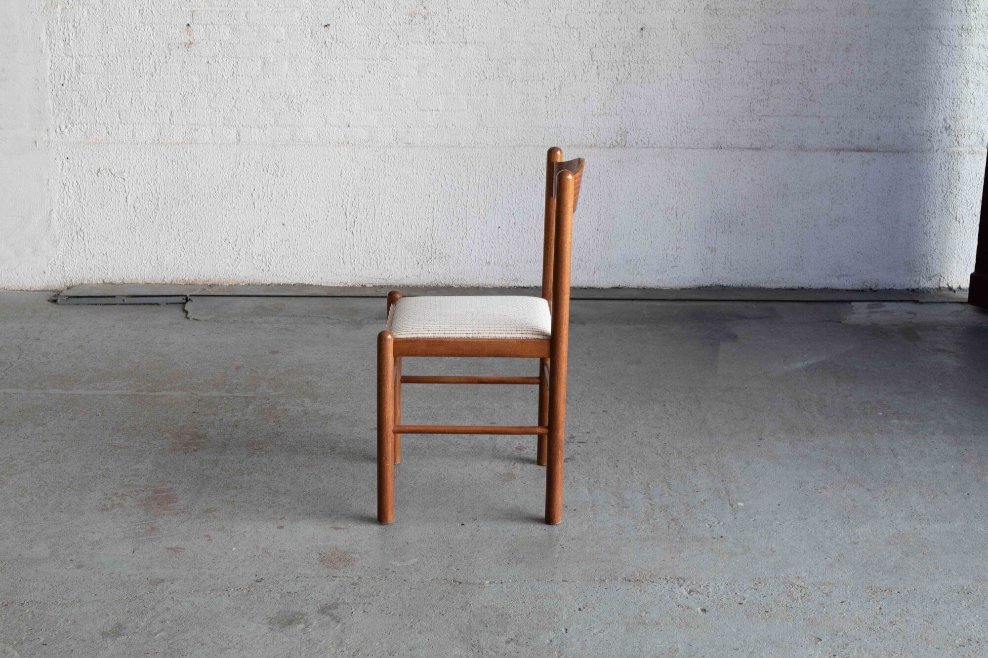 Ensemble de 6 chaises de salle à manger dans le style de Vico Magistretti.