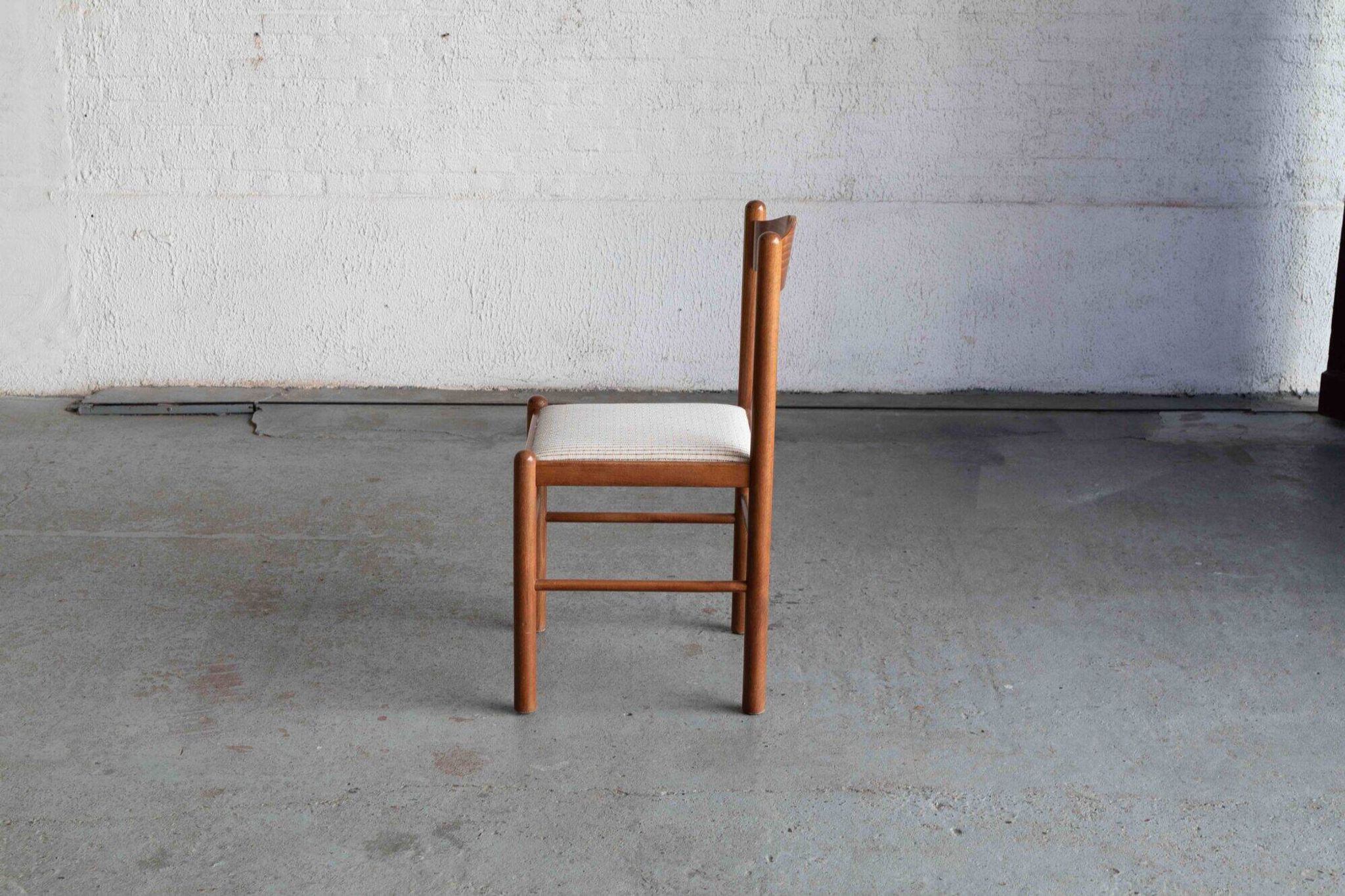 Ensemble de 6 chaises de salle à manger dans le style de Vico Magistretti.