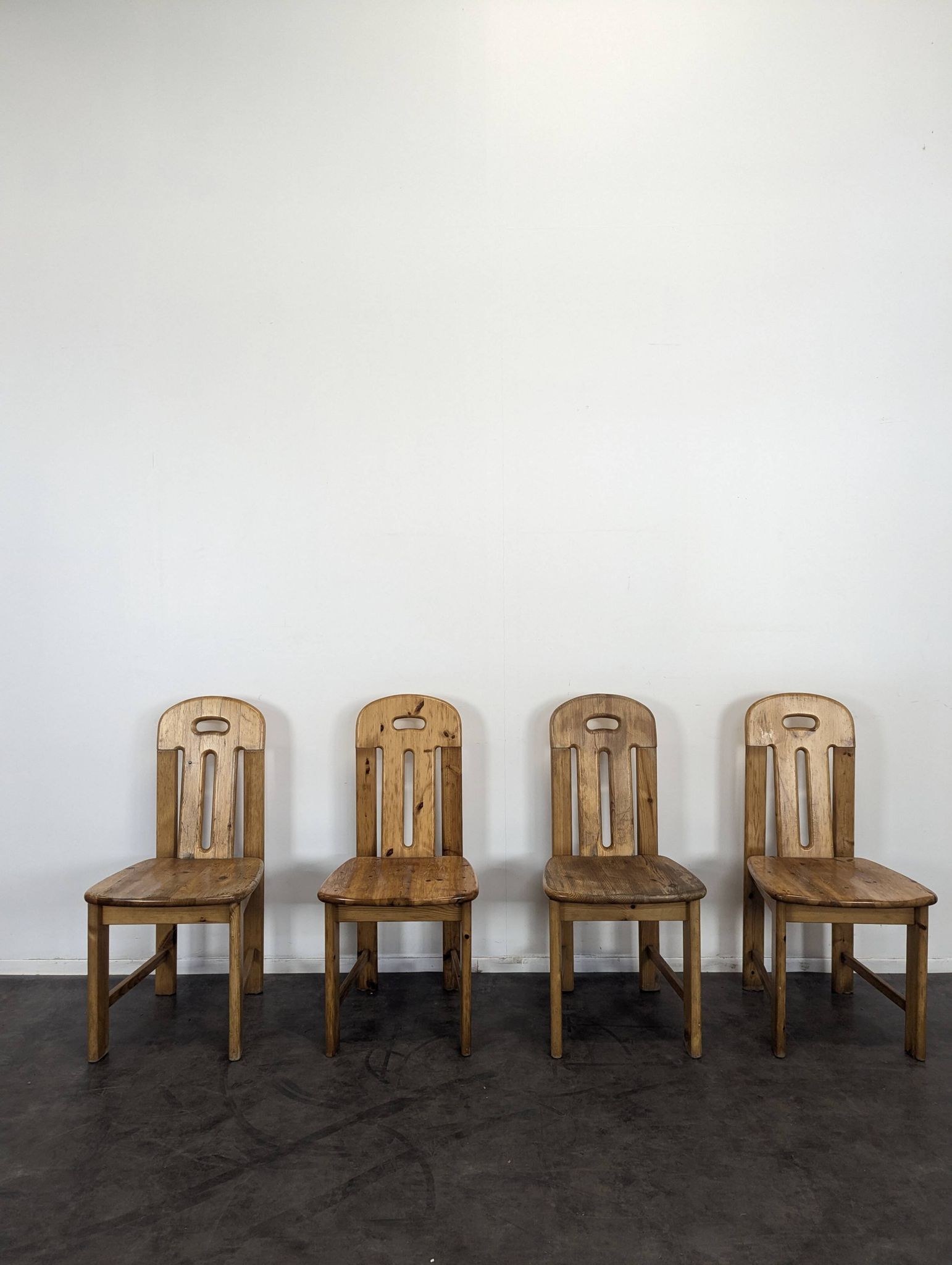 Série de 4 chaises style chalet en pin années 80