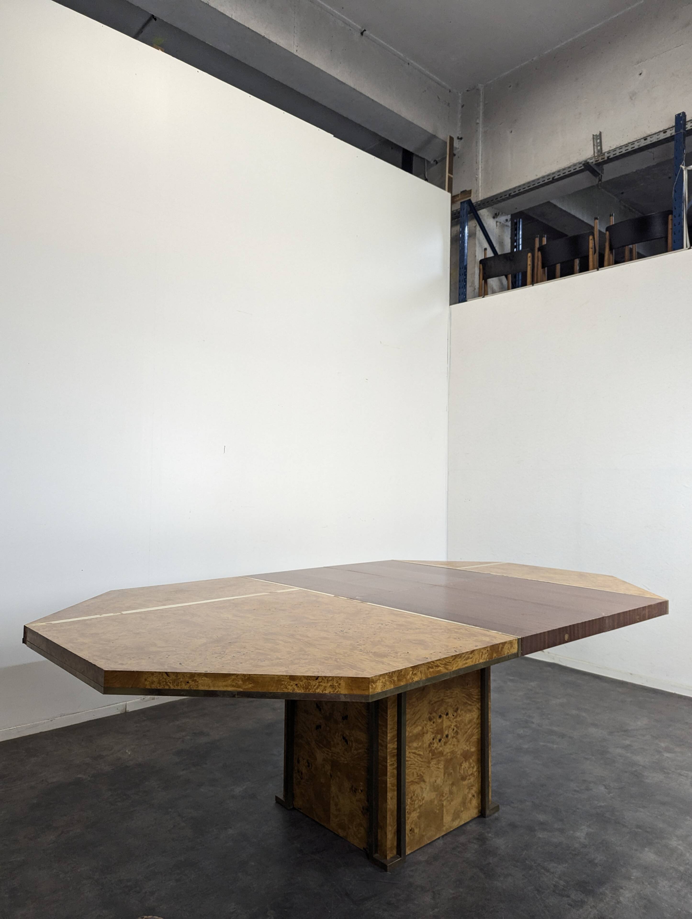 Table en ronce de noyer de Jean Claude Mahey