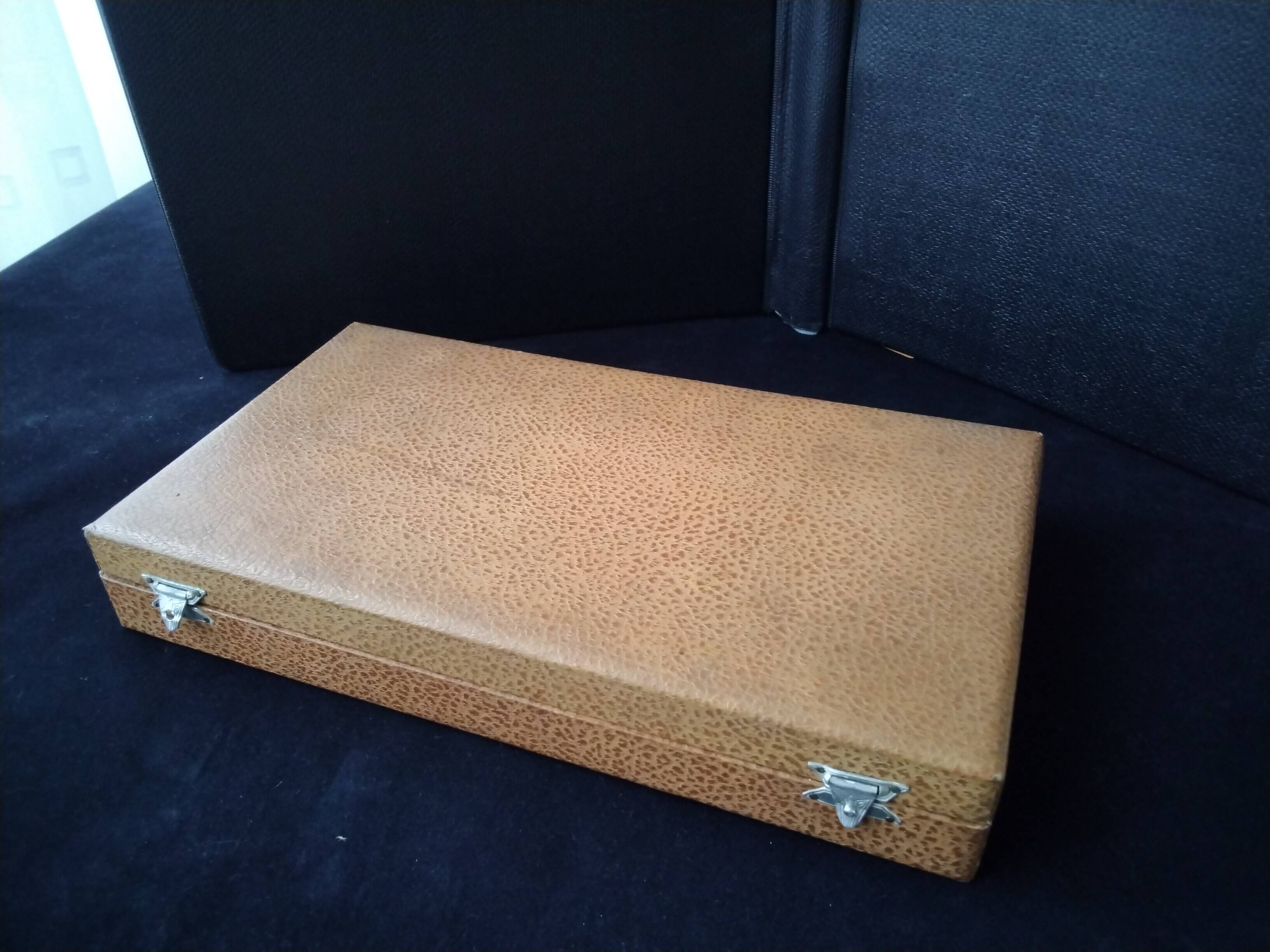 Coffret de 12 couteaux de table vintage  inox et bakélite brune