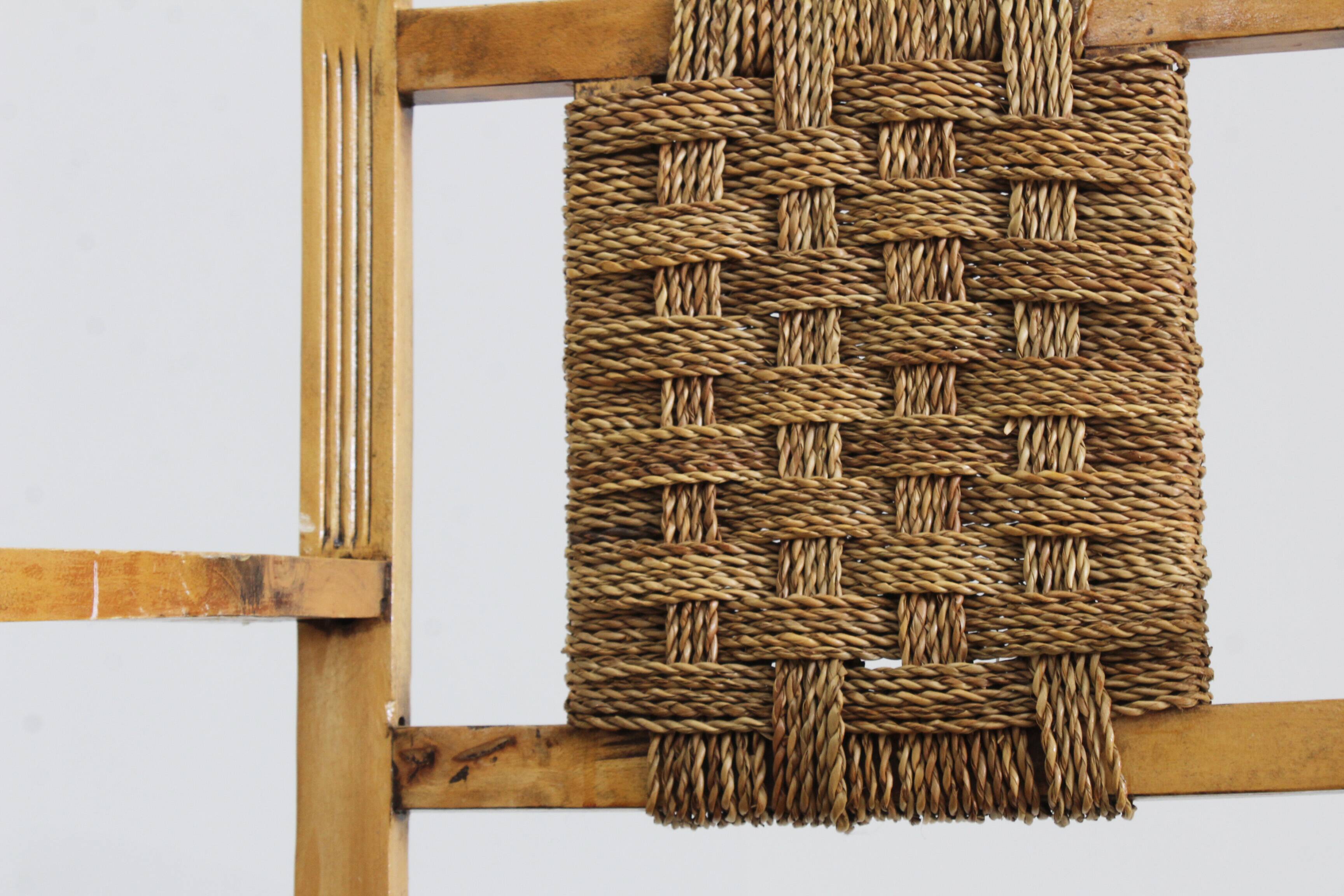 Ensemble de 2 fauteuils brutalistes espagnols en bois sculpté et tressé en jonc -