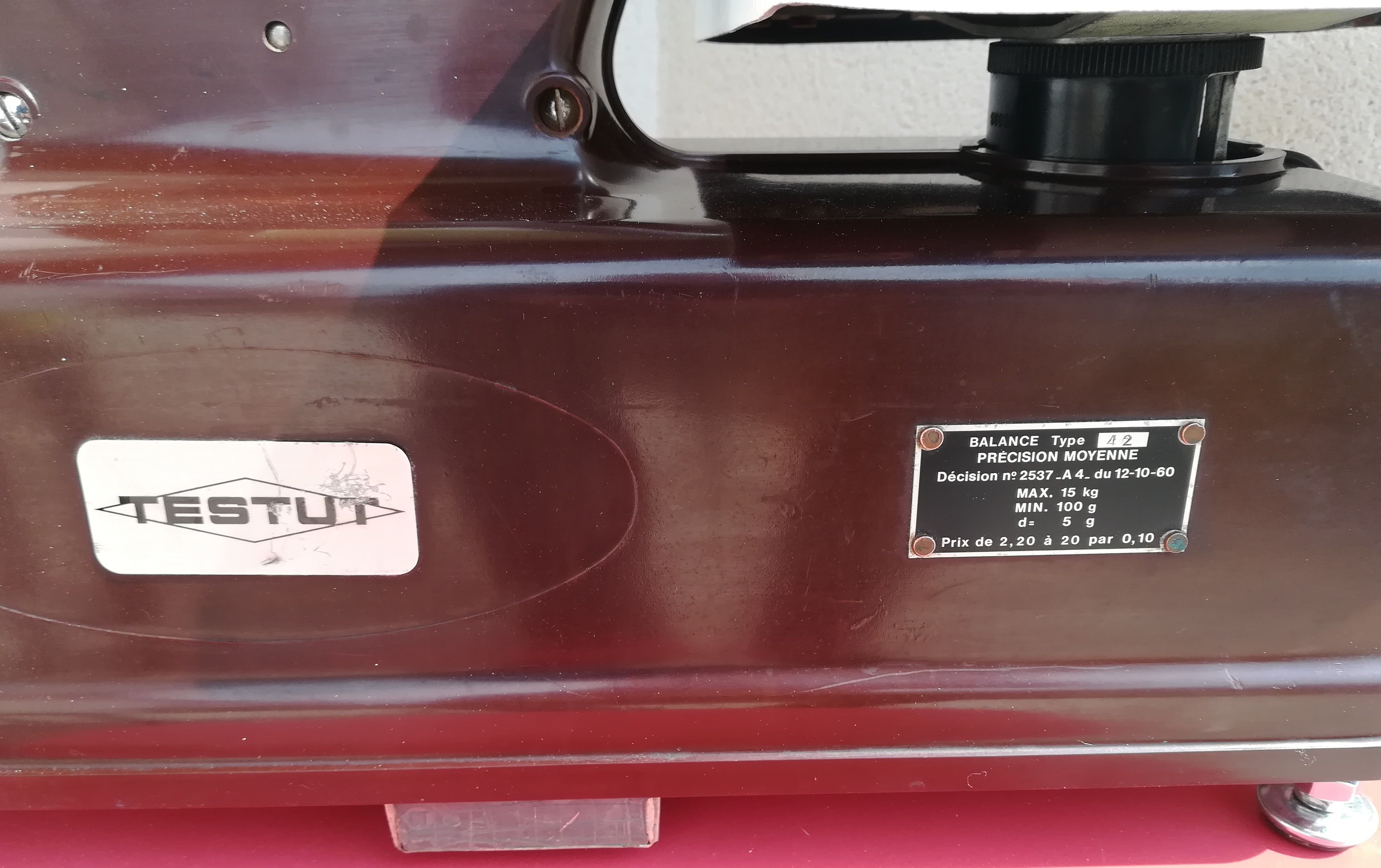 Sawbones in bakalite testut scale