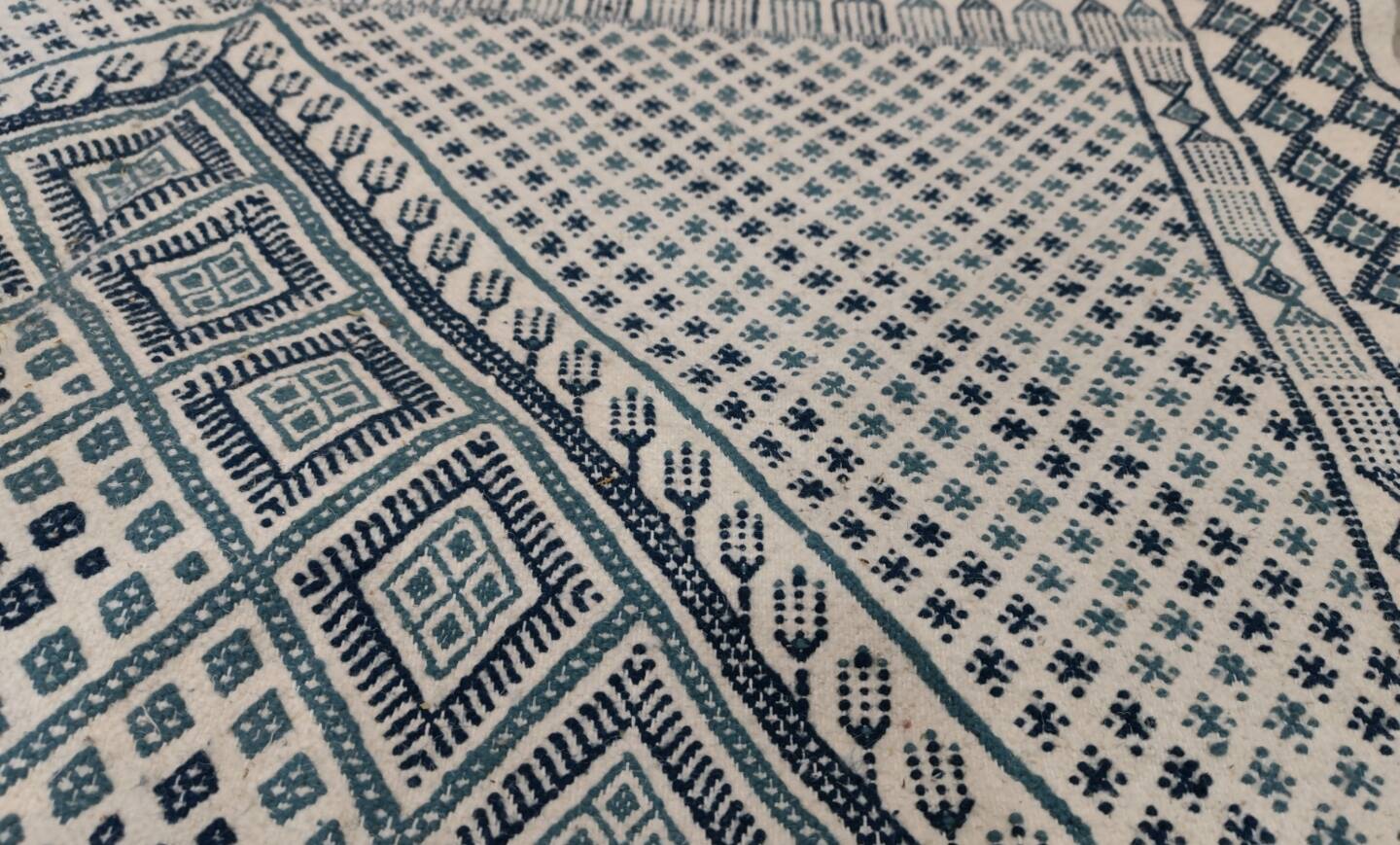 Blue and white hand-woven margoum rug