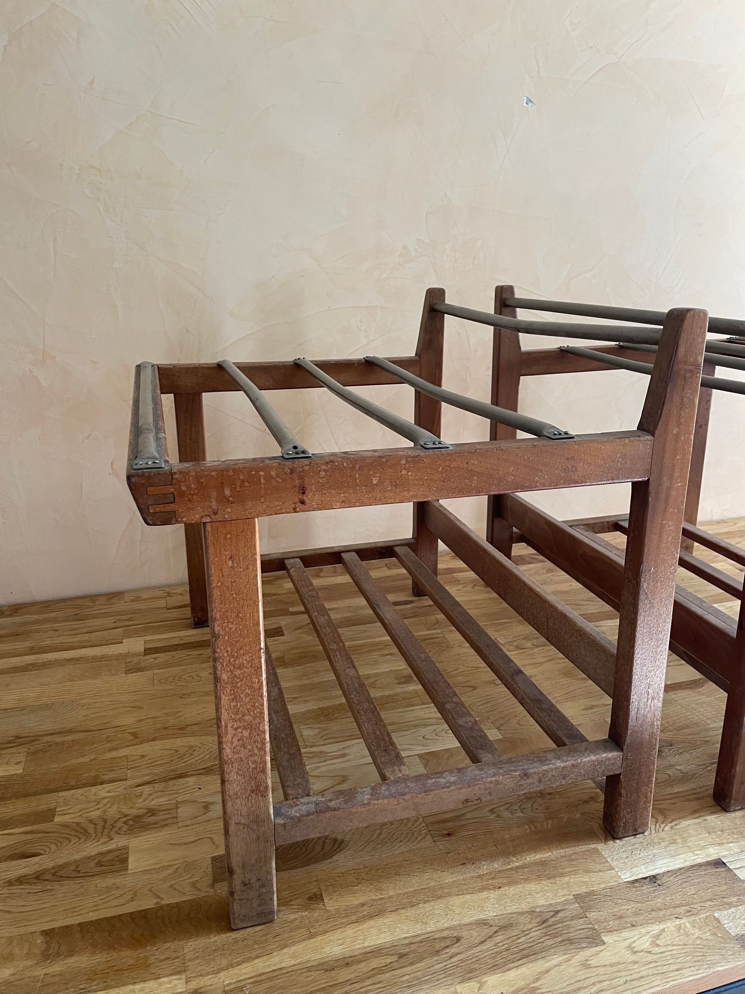 Pair of suitcase holders