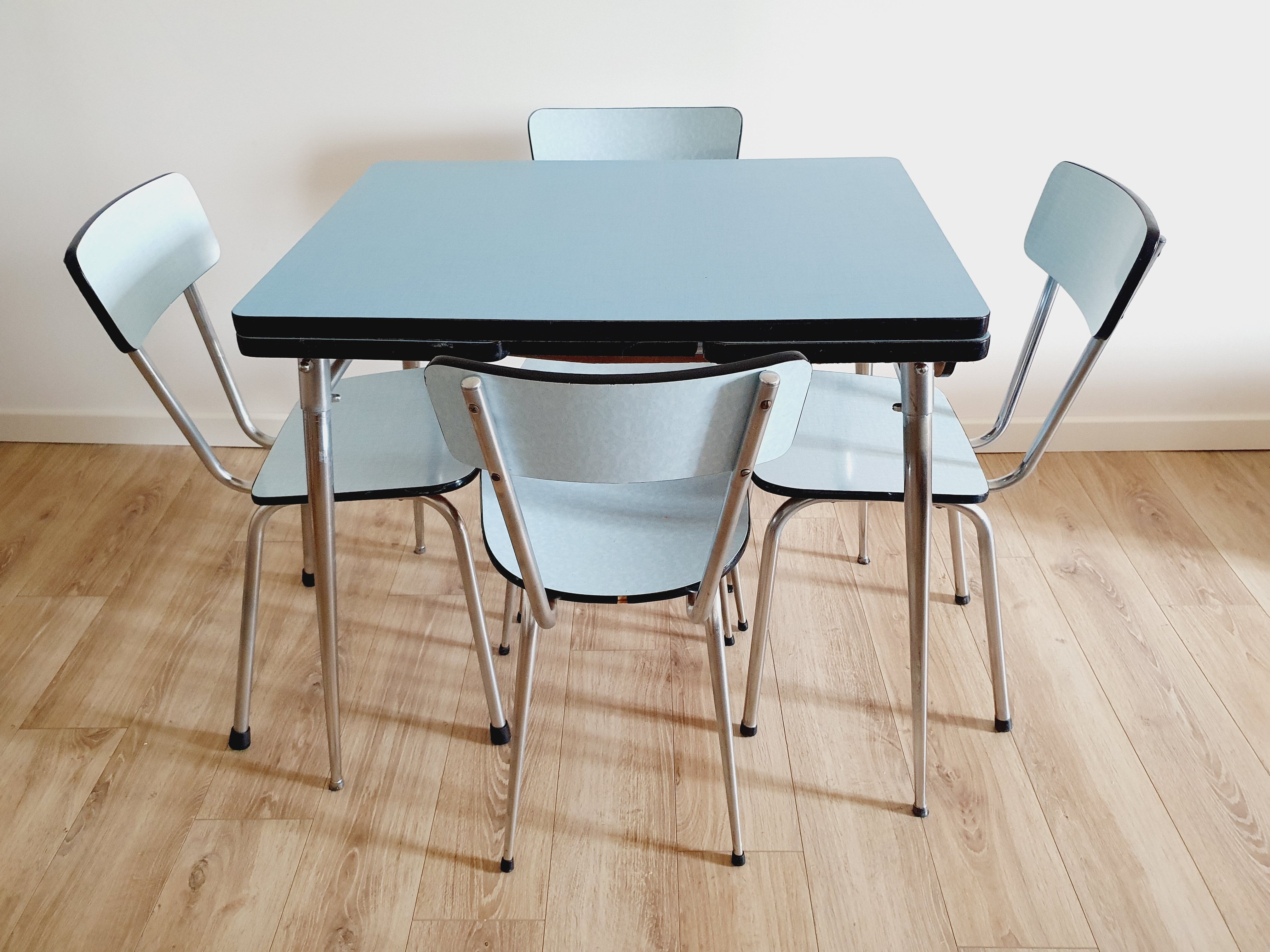 Table et 4 chaises en formica bleu