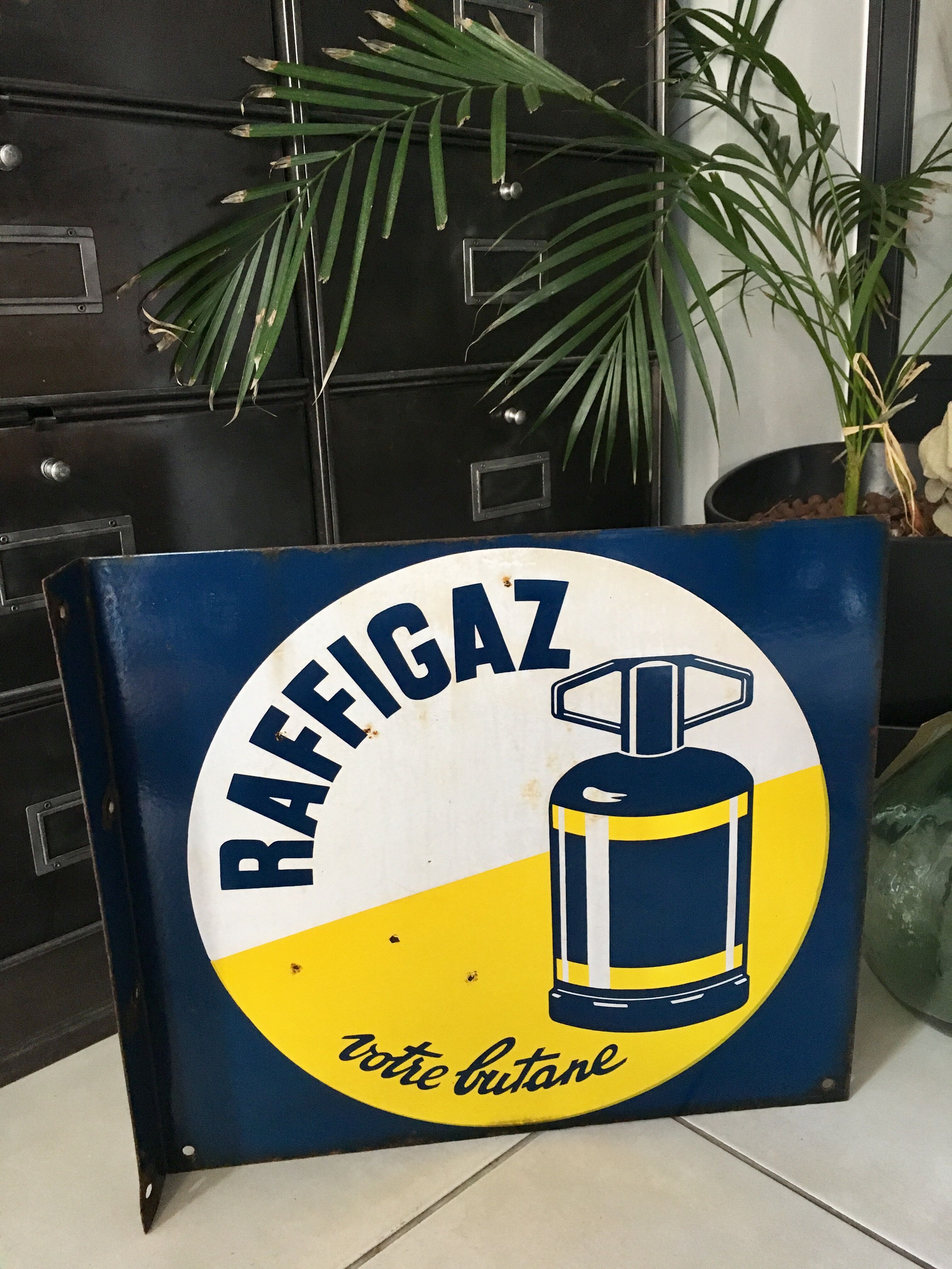 Raffigaz enameled plate