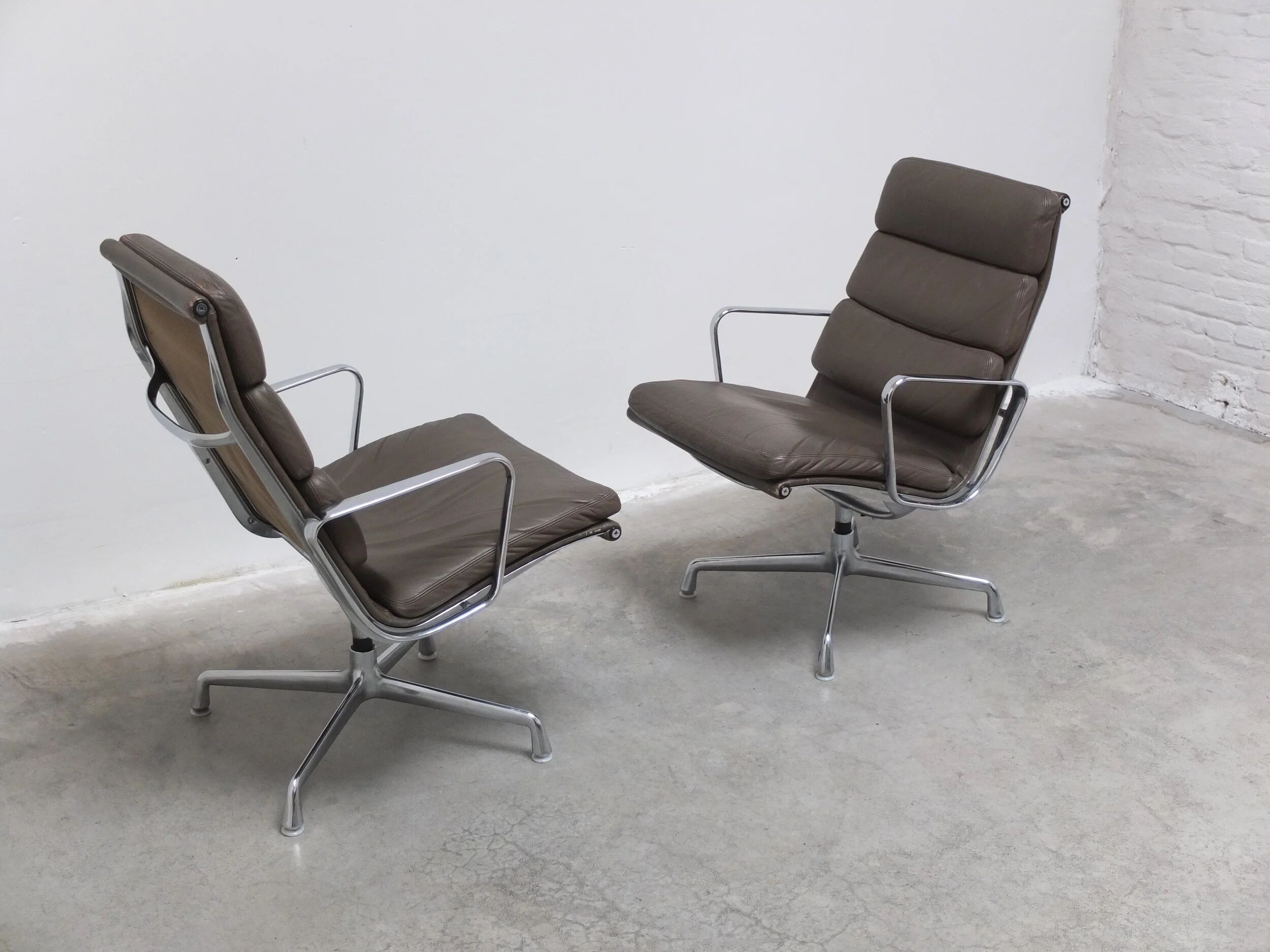 Early pair of Eames 'EA216' swivel lounge chairs by Herman Miller, 1960s
