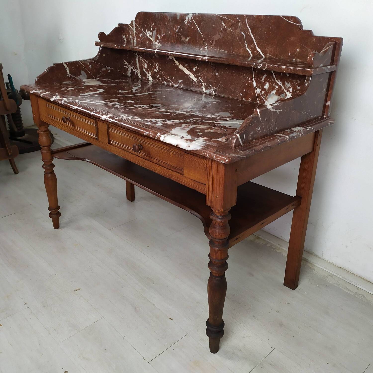 Burgundy marble dressing table