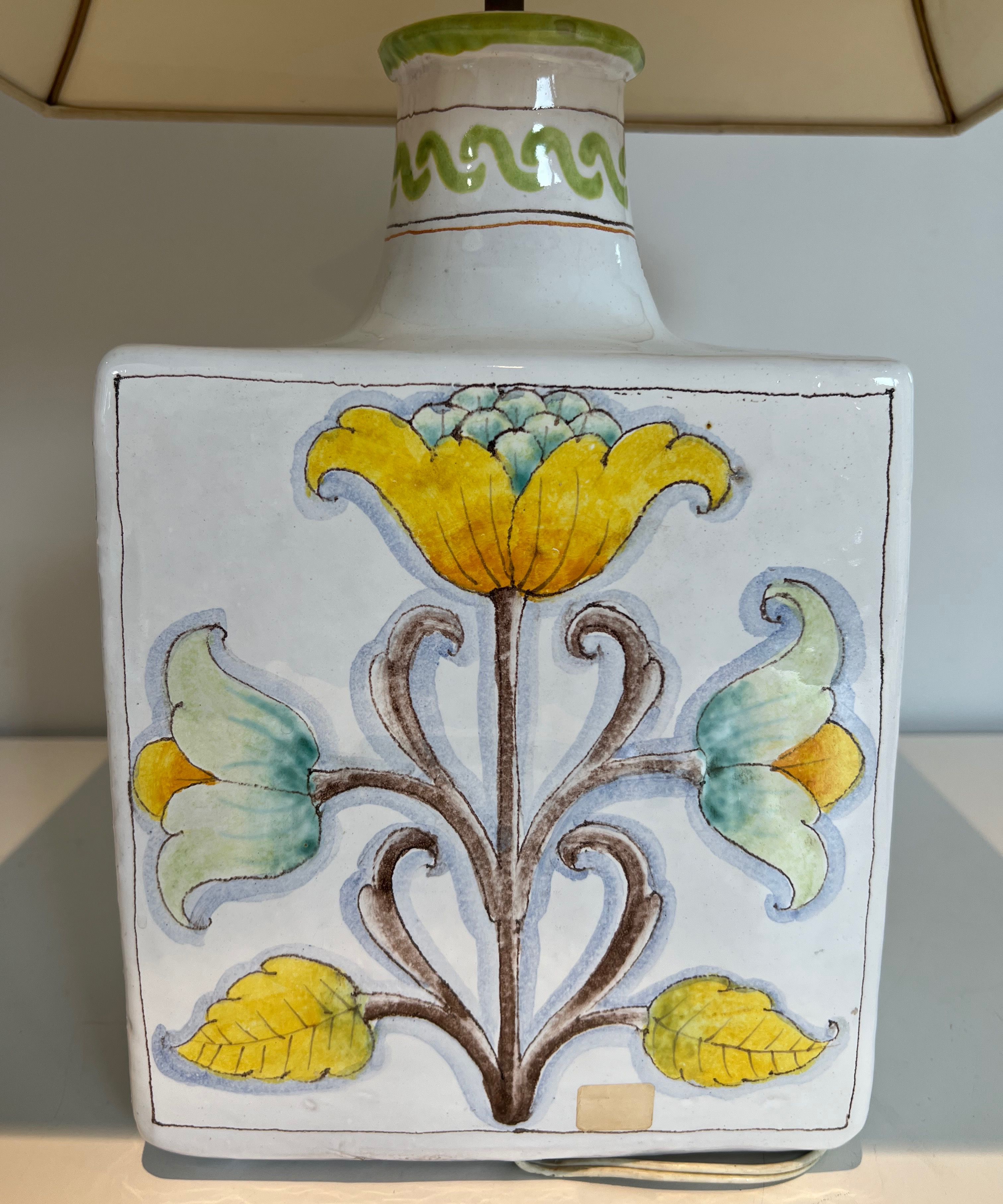 Lampe de table en faïence à décors d'oiseaux et de fleurs