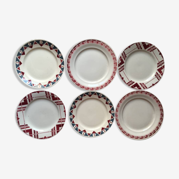 Six assiettes anciennes plates dépareillées motifs géométriques en rouge et bleu