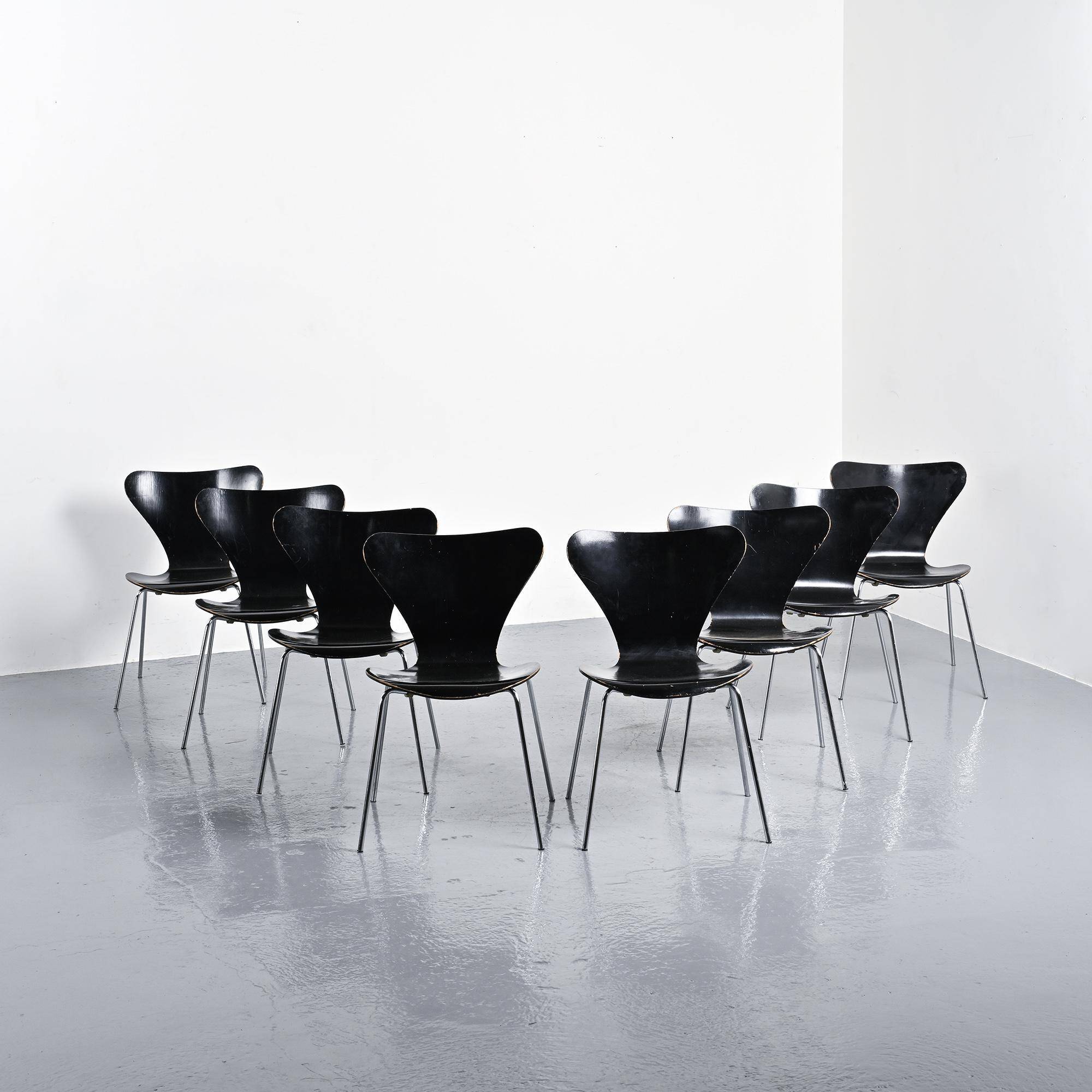 Suite de 8 chaises modèle 3107 par Arne Jacobsen, circa 1974