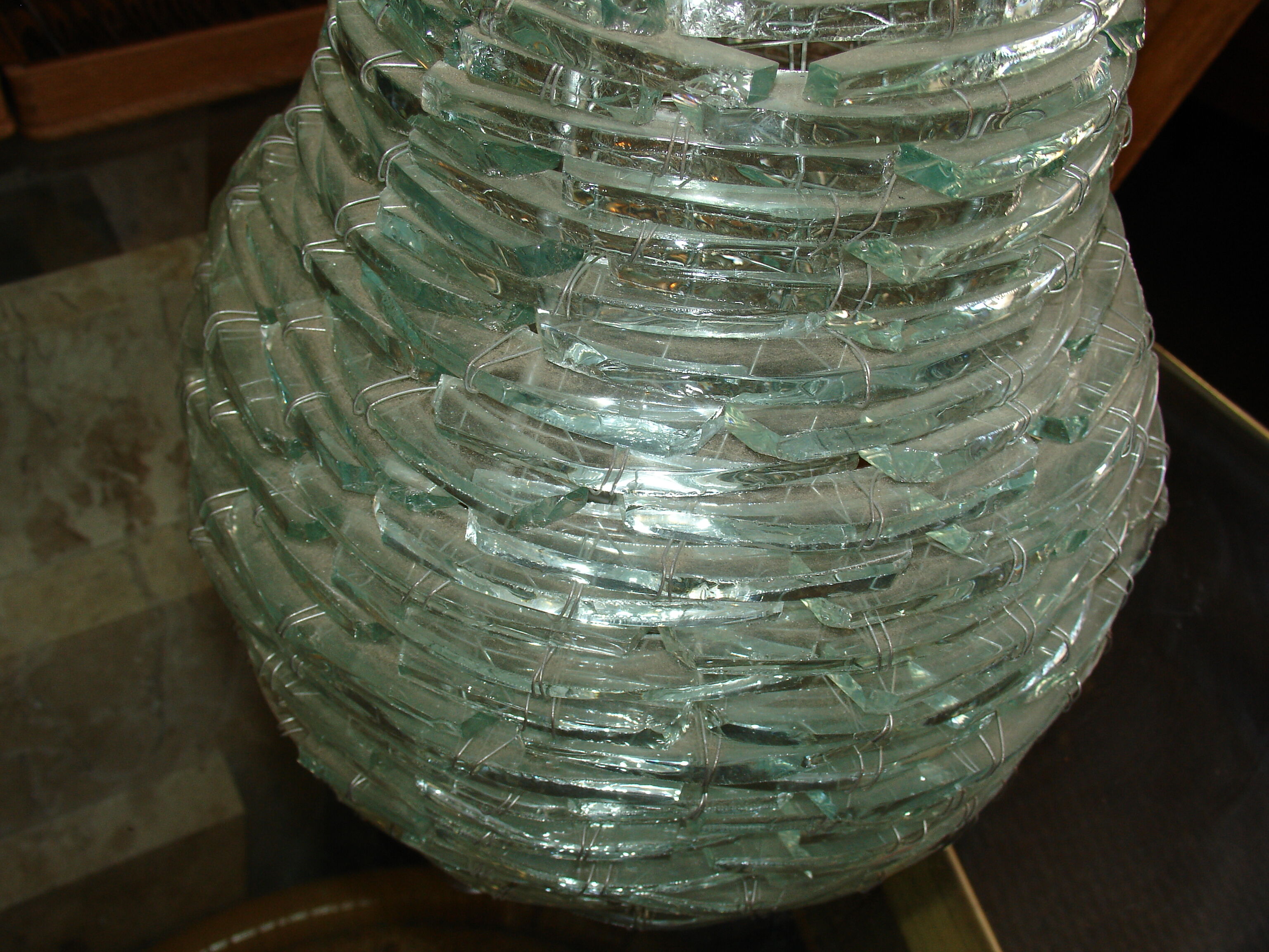 Lampe en morceaux de verre assemblés sur chassis en métal