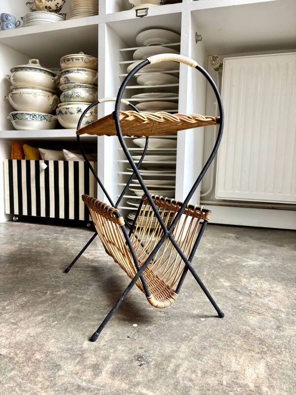 Porte-revue en métal noir et osier tressé