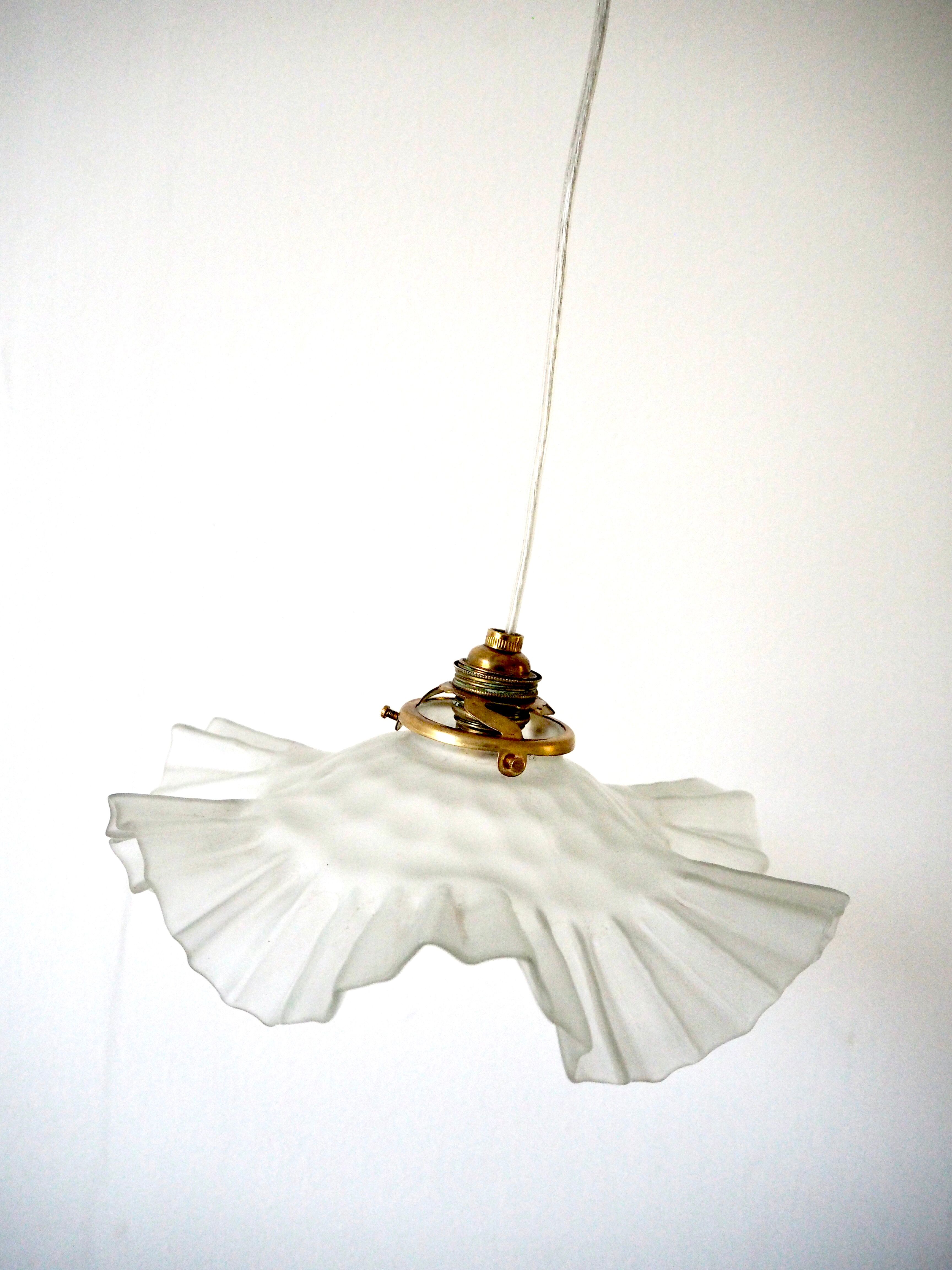 Suspension fleur en verre dépoli