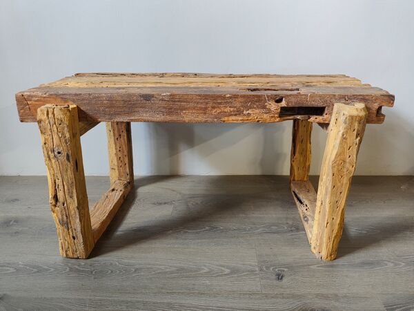 Table basse en bois brut ancien