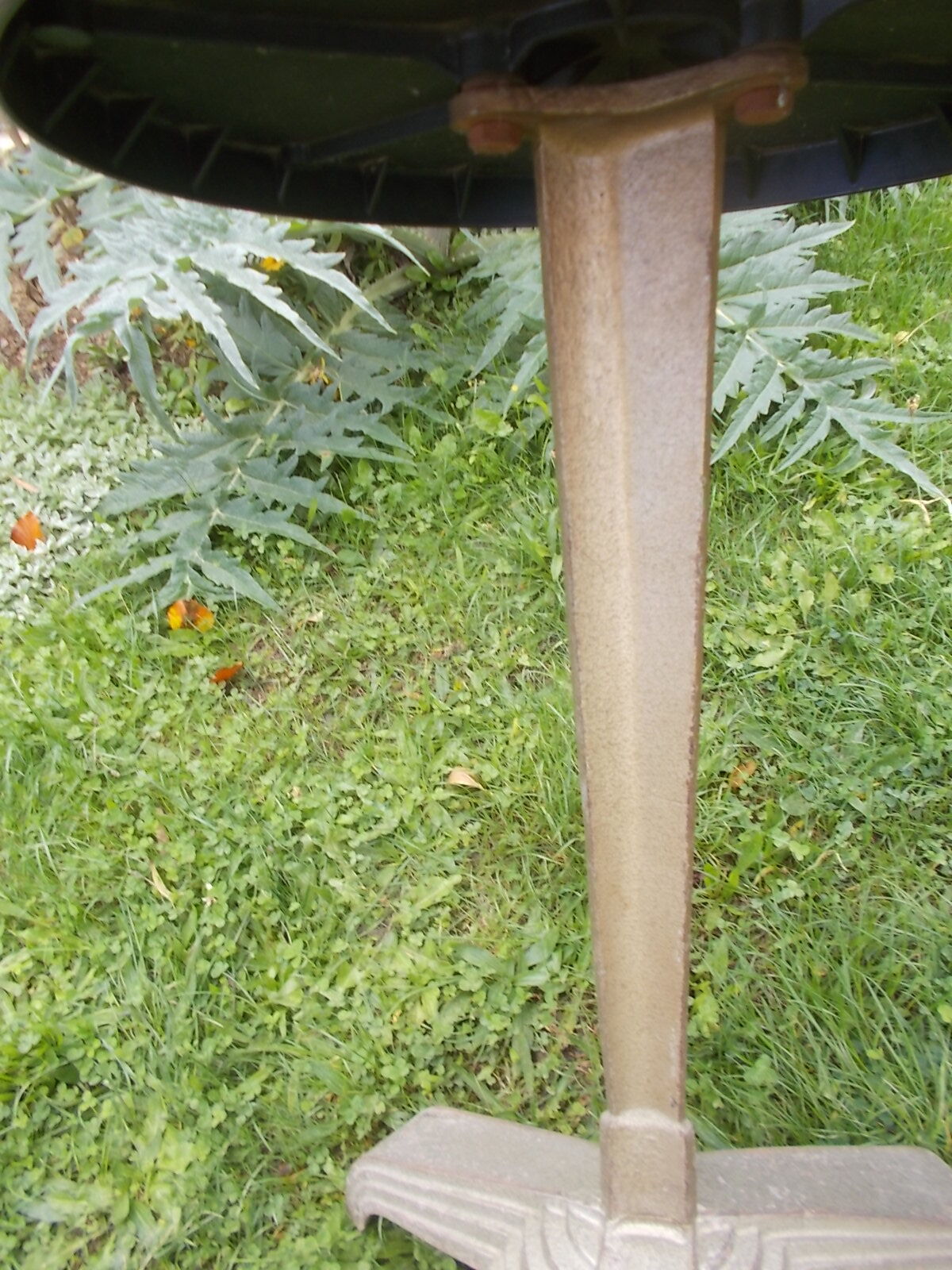 Round bistro table foot cast iron art deco