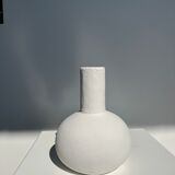 Handmade soliflore drop vase in terracotta painted white h:20 d:15