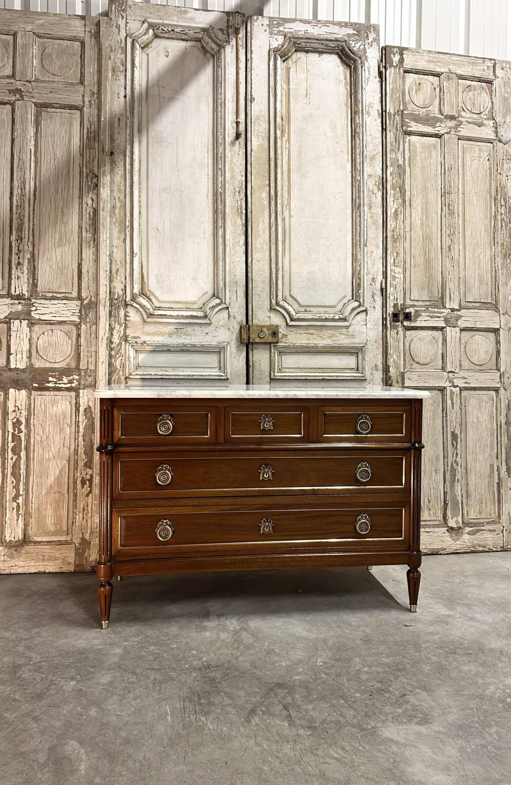 Commode de style Louis XVI en acajou