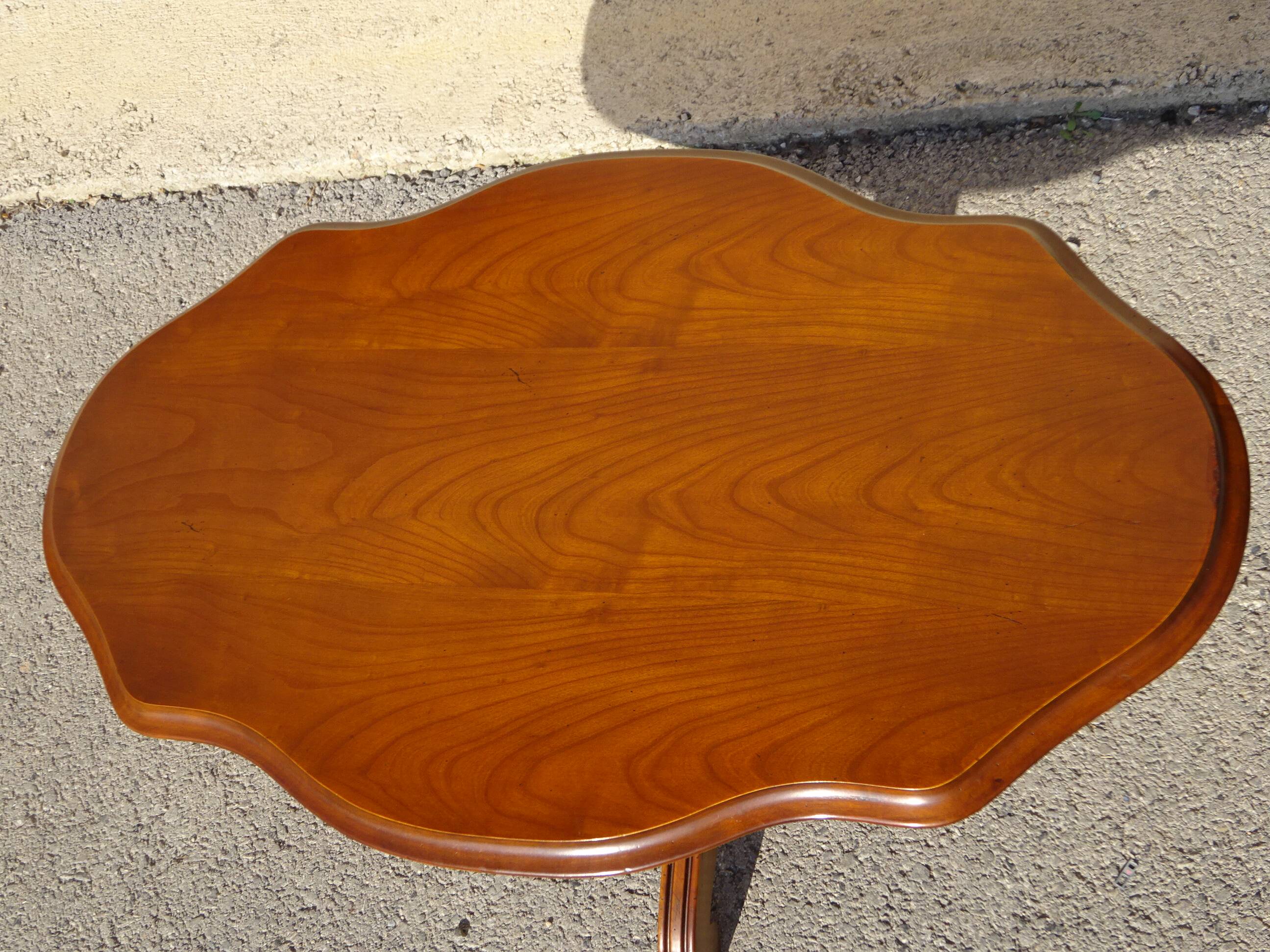 Guéridon violonné