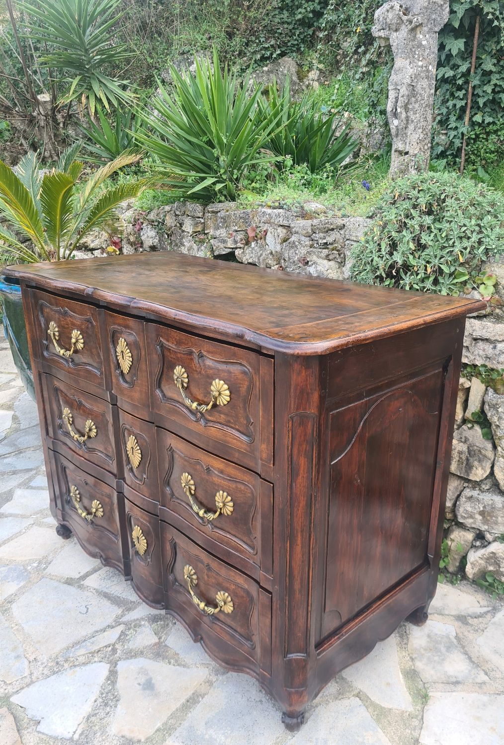 Crossbow chest of drawers in walnut, 18th century period