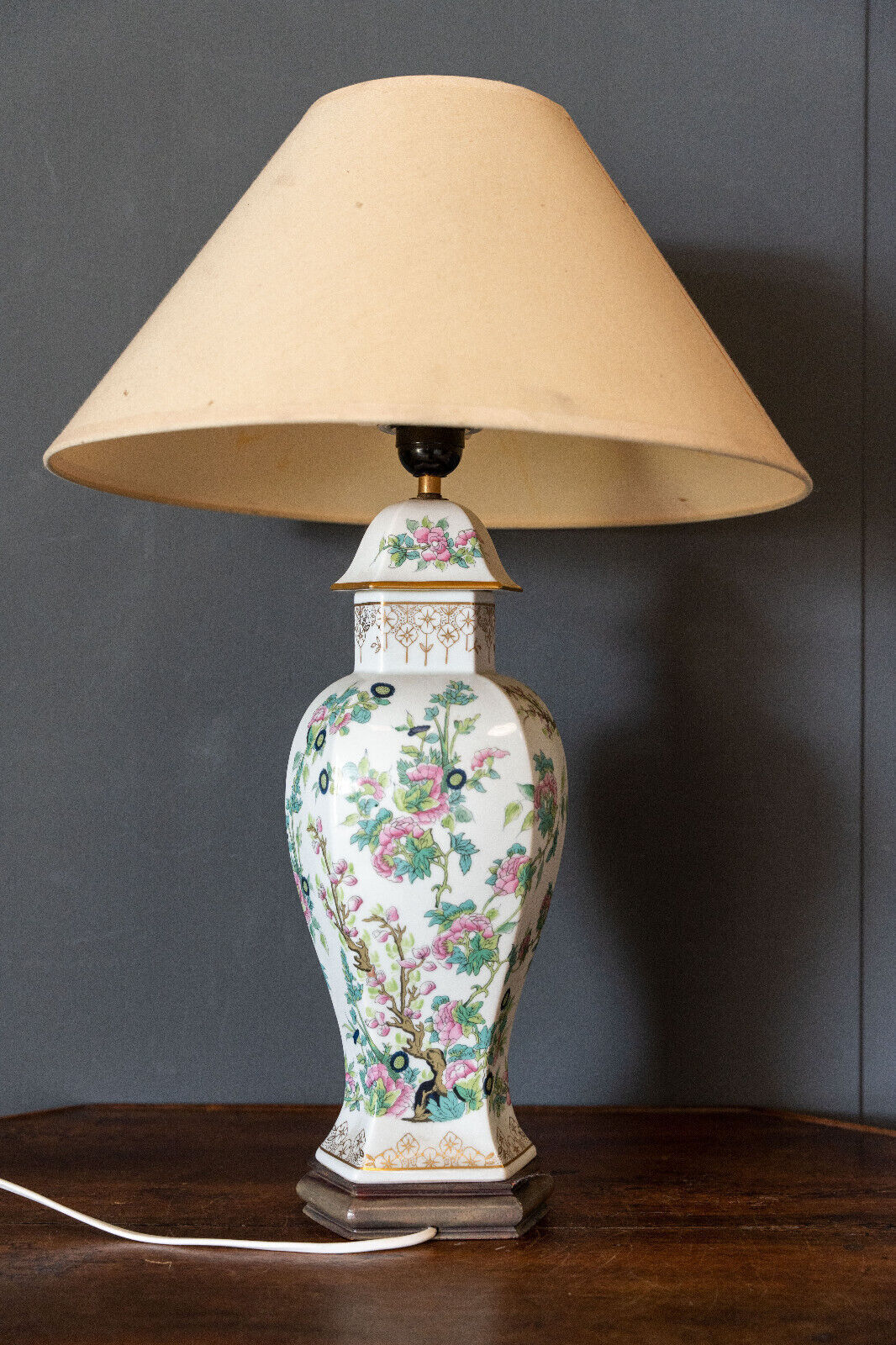 Chinese porcelain lamp mid-twentieth floral decoration wood support
