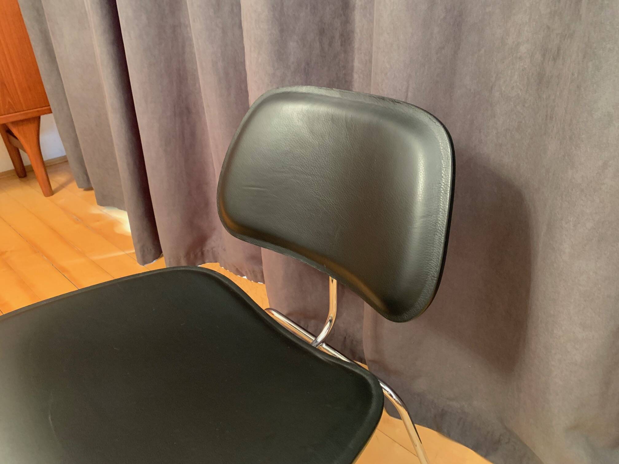 Leather armchair LCM designed by Charles & Ray Eames, Vitra
