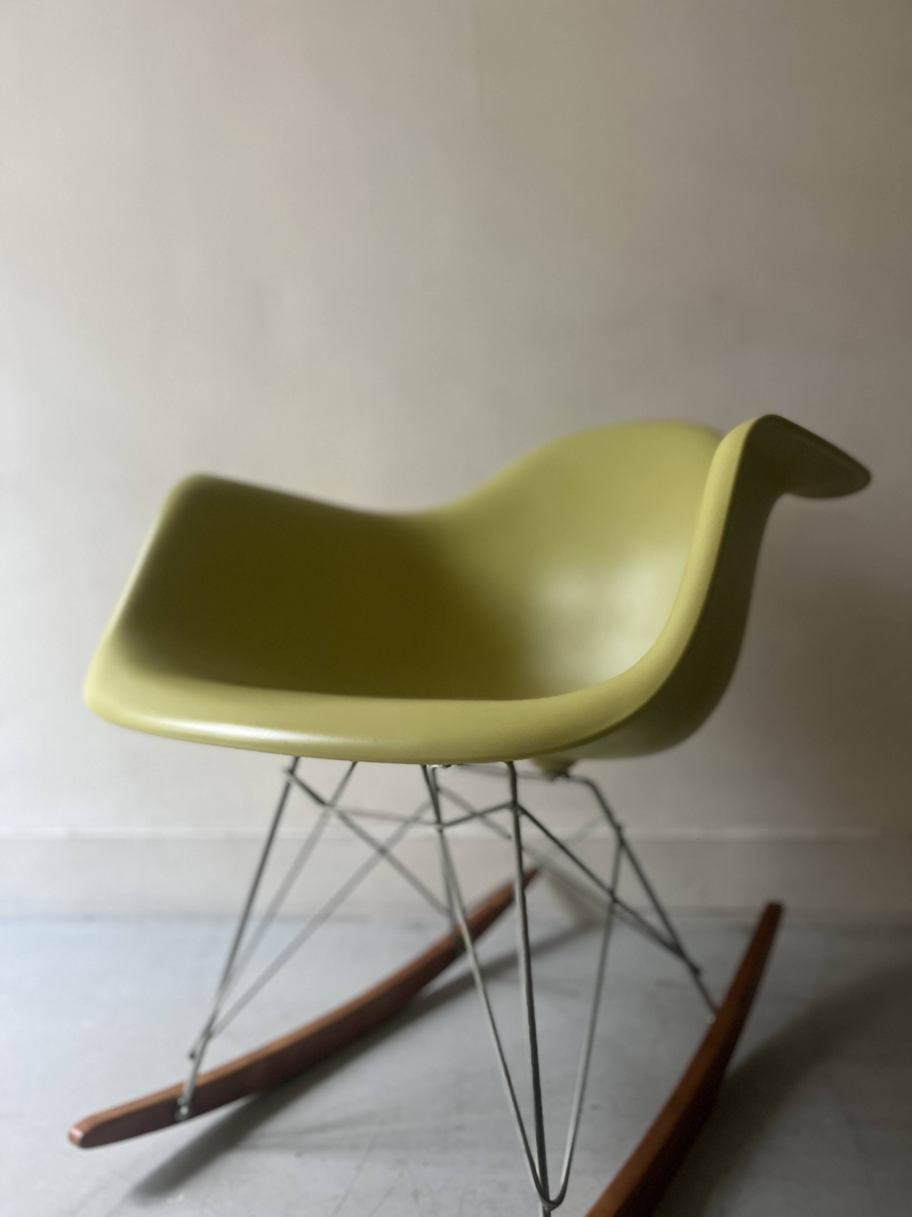 Rocking chair design Eames Plastic Armchair RE RAR, edition Vitra