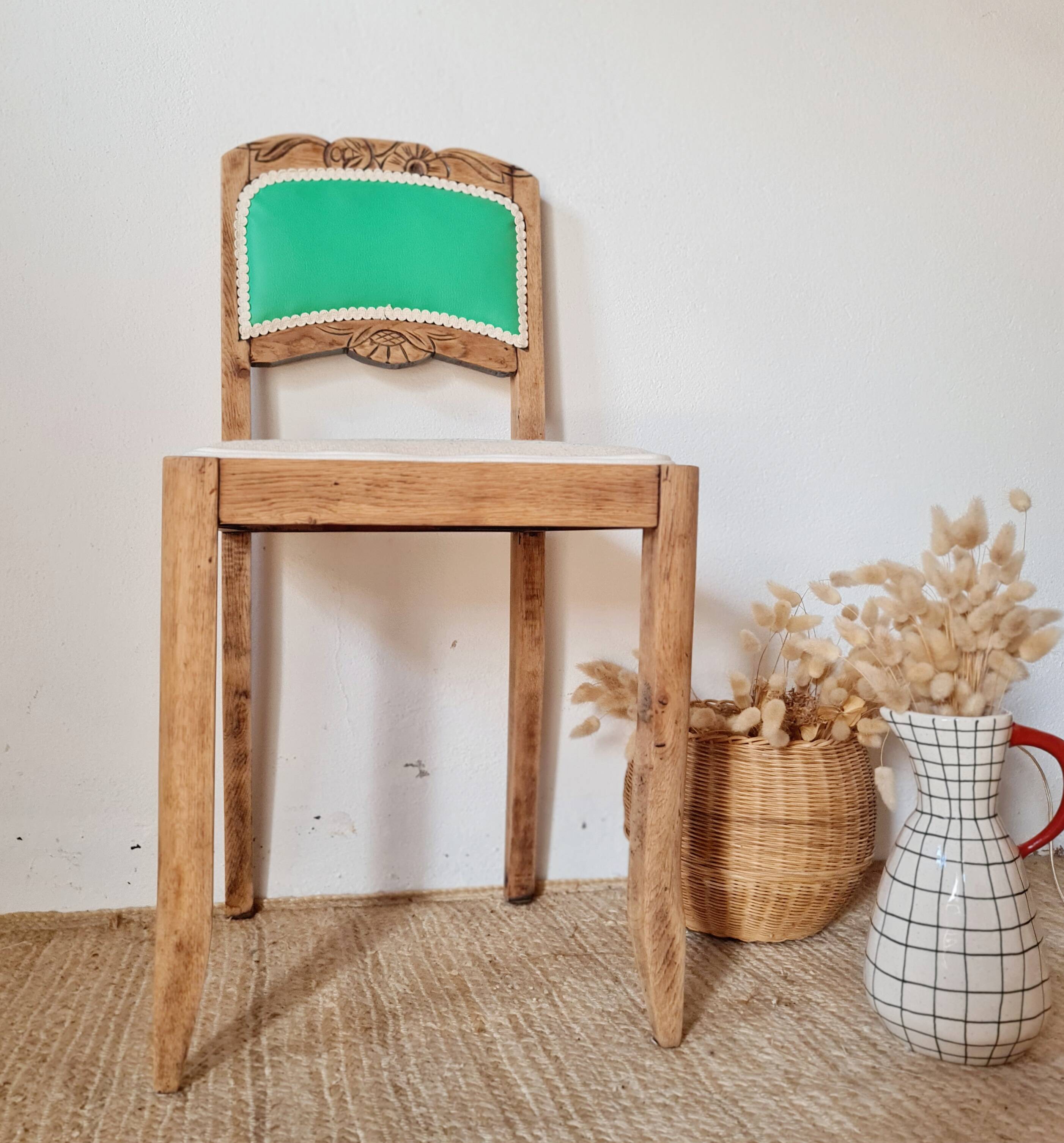 Chaise ancienne rénovée – bois sculpté et dossier vert
