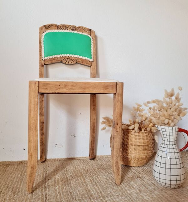 Chaise ancienne rénovée – bois sculpté et dossier vert