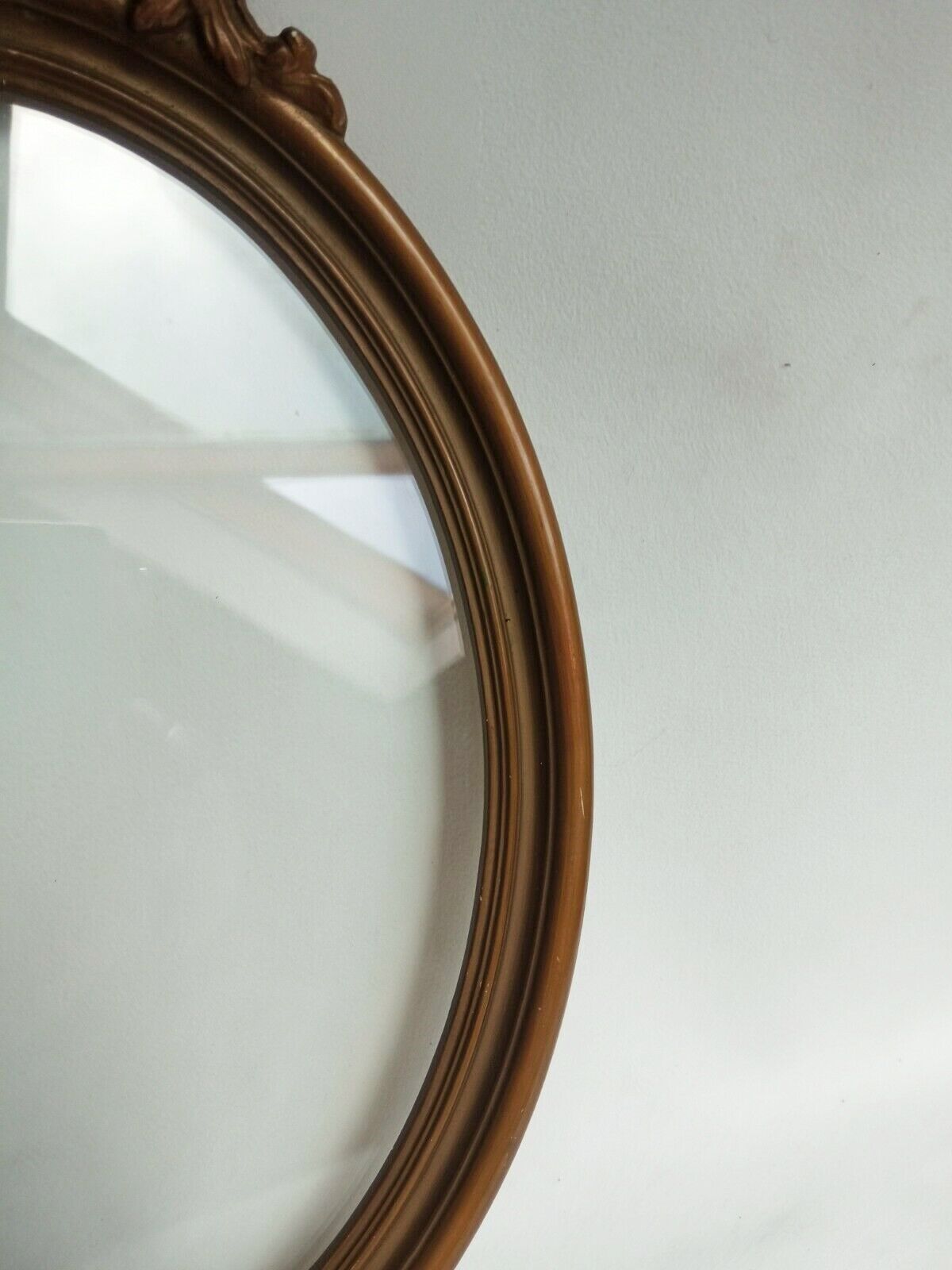 Old oval frame in wood and stucco + old glass glass blown - 27 x 21 cm