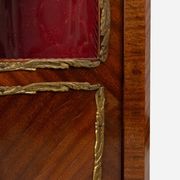 Cabinet d'angle de style Louis XV en verre cintré, 1950