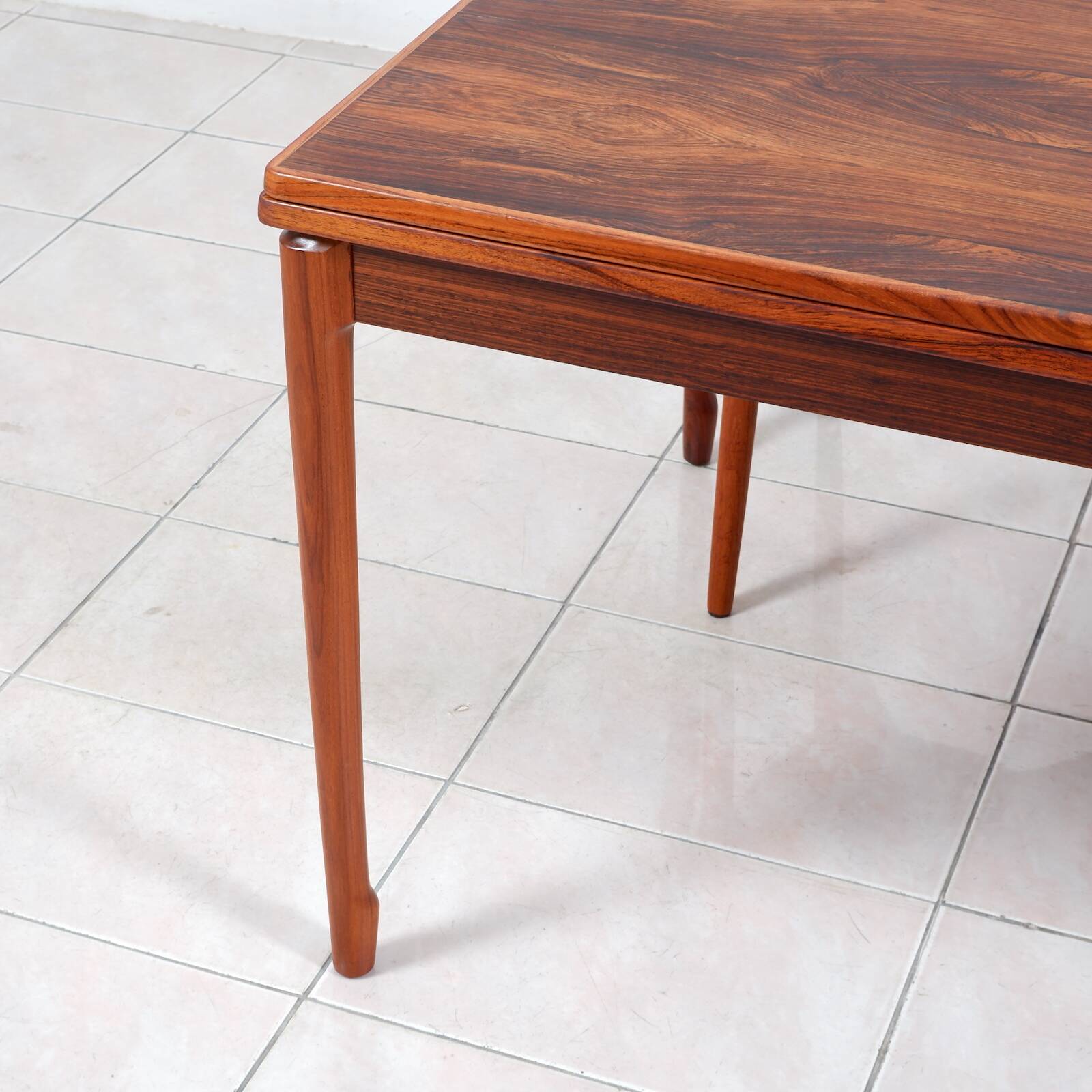 Grande table à manger extensible en palissandre brésilien par H. Sigh & Son