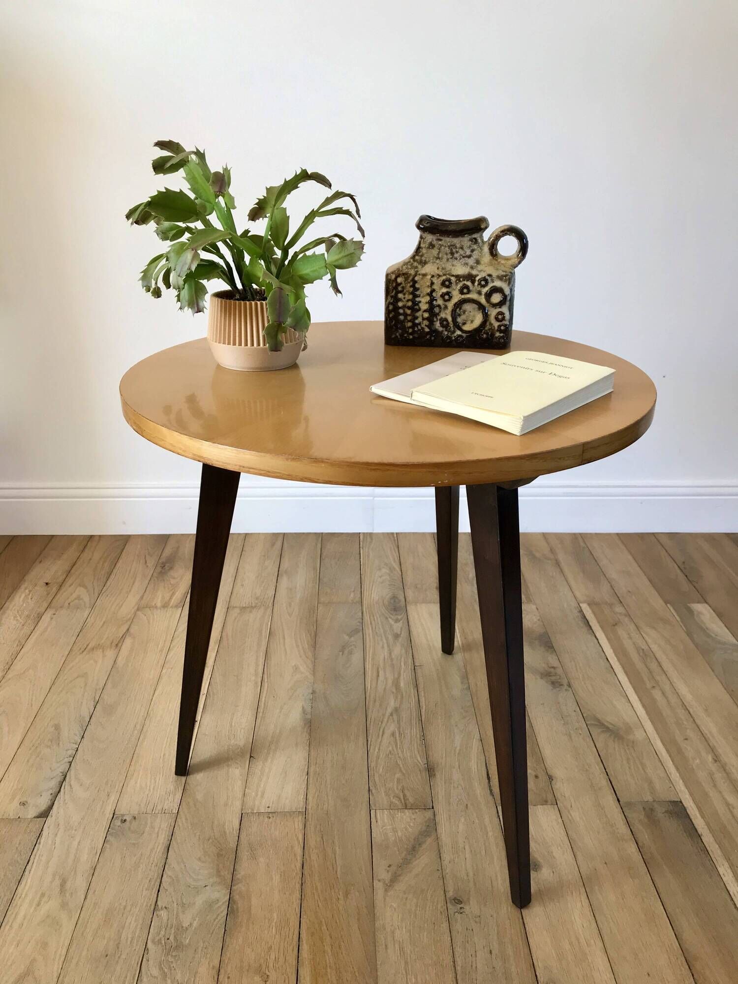Tripod coffee table in wood and two-tone marquetry Scandinavian design 50s-60s
