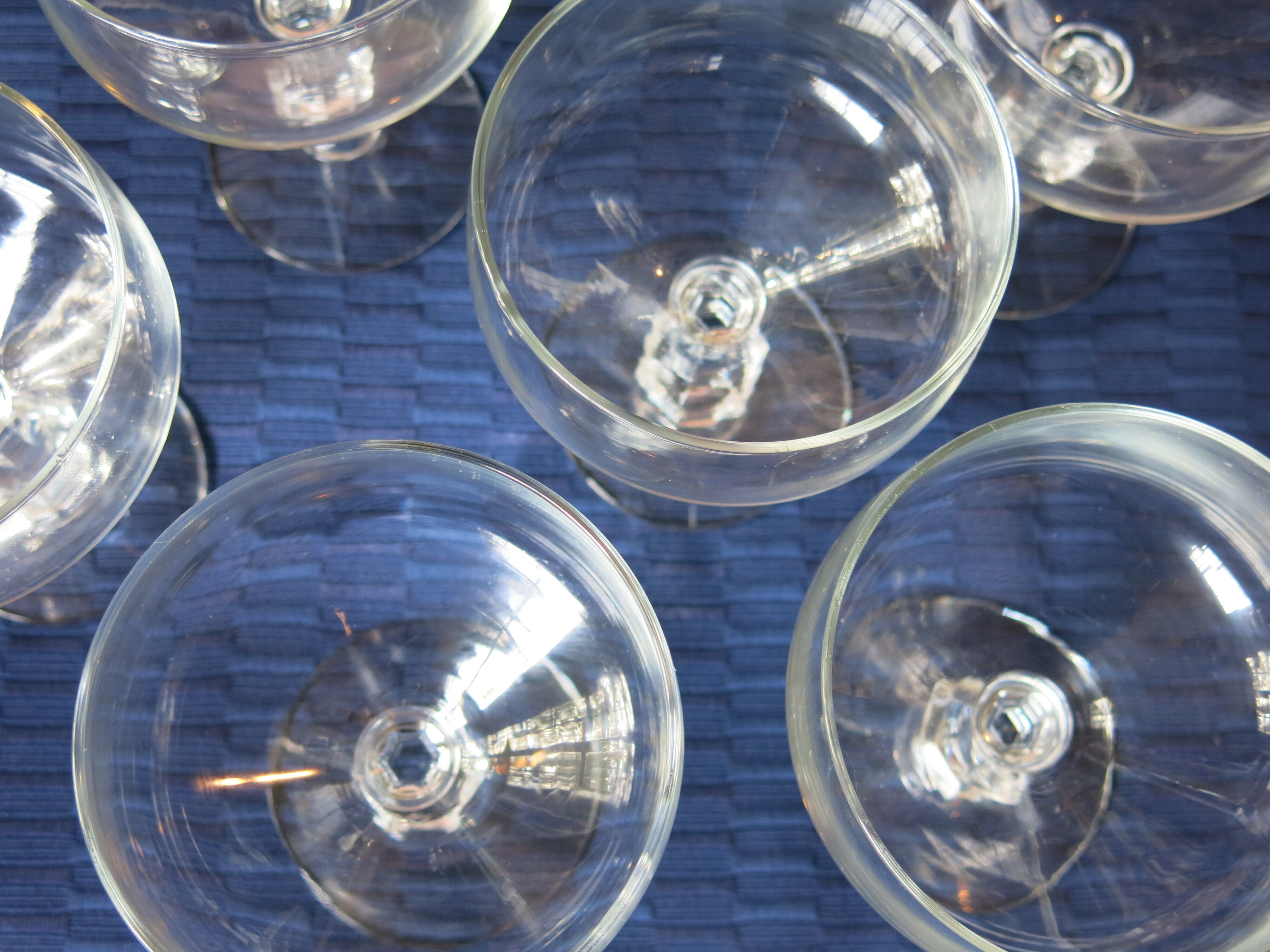 6 champagne or cocktail glasses in transparent glass in very good condition.