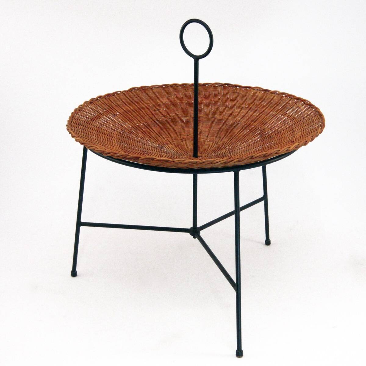 Table incurvée, porte revue en osier et laiton laqué noir, 1960