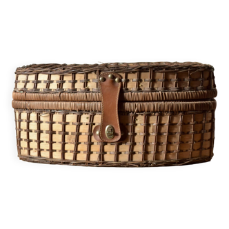 Vintage picnic basket - complete for 4 people