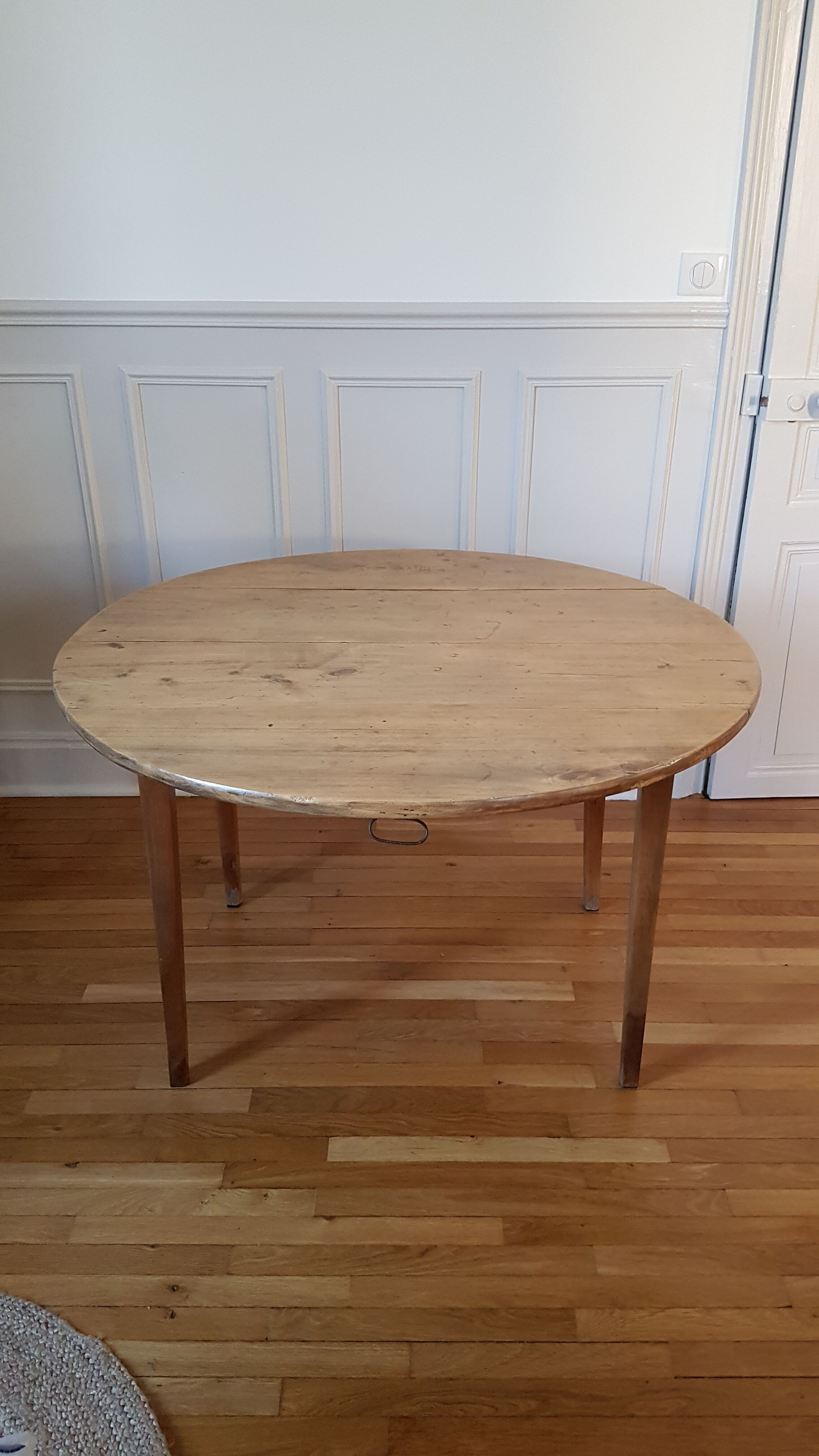 Round table with flaps